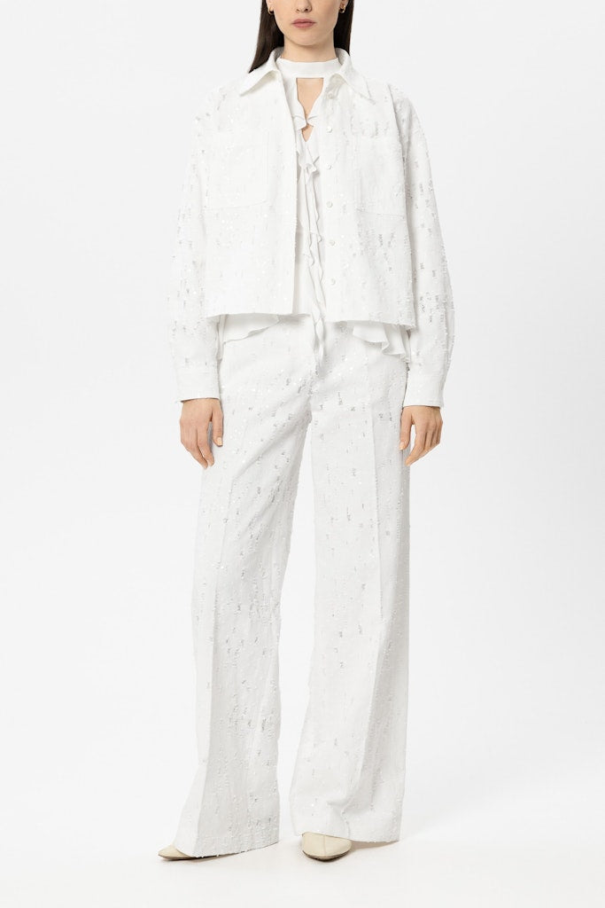 ז'קט מבית המותג Luisa Cerano, עם עיטור רקמת פאייטים.עיצוב קז'ואל-אלגנטי, בגזרה רחבה ובאורך המותן. עם שרוולים ארוכים בסיומת חפתים מכופתרים, צווארון קלאסי, שני כיסים חזיתיים גדולים, וסגירה באמצעות שורת כפתורים לכל האורך.הרכב: 100% כותנההדוגמנית בגובה 1.78 ולובשת מידה 36 של Luisa Cerano