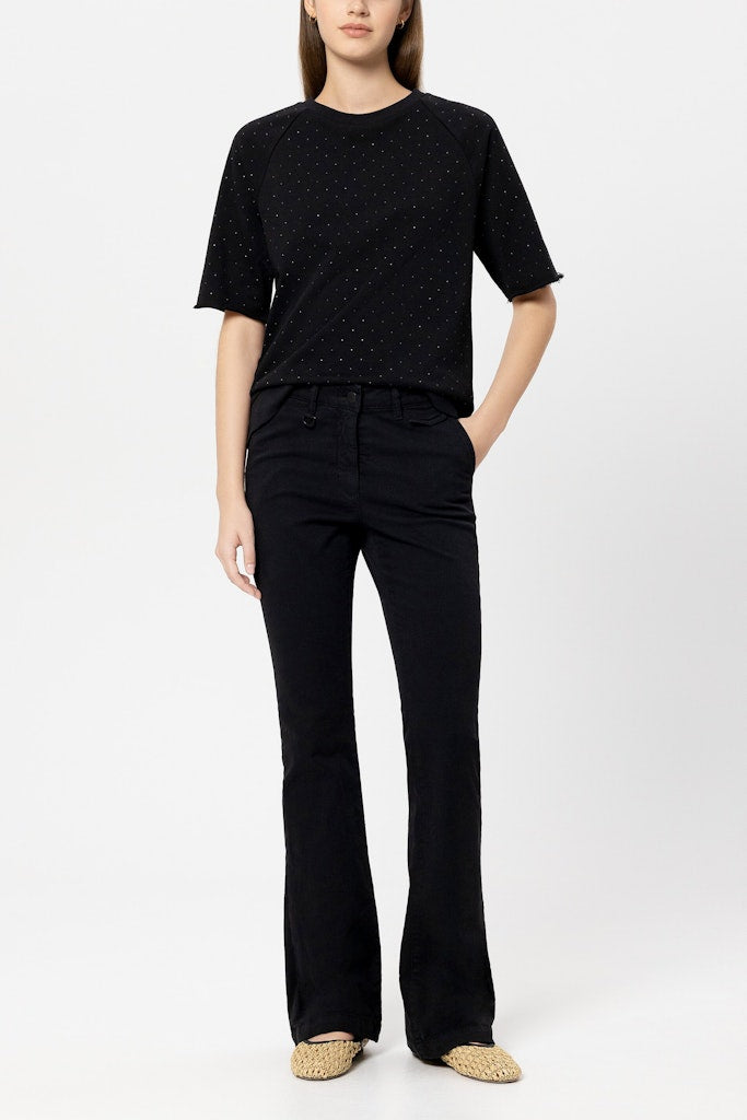 מכנסי ג'ינס מבית המותג Luisa Cerano, מבד דנים רך בצביעה ייחודית, ארוג בטקסטורת טוויל. גזרה מתרחבת, עם שני כיסי צד ושני כיסים אחוריים, לולאות לחגורה, וסגירה באמצעות רוכסן וכפתור.הרכב בד: 97% כותנה, 3% אלסטןהדוגמנית בגובה 1.75 ולובשת מידה 36 של Luisa Cerano