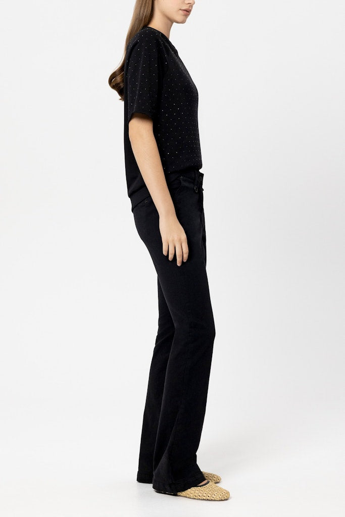 מכנסי ג'ינס מבית המותג Luisa Cerano, מבד דנים רך בצביעה ייחודית, ארוג בטקסטורת טוויל. גזרה מתרחבת, עם שני כיסי צד ושני כיסים אחוריים, לולאות לחגורה, וסגירה באמצעות רוכסן וכפתור.הרכב בד: 97% כותנה, 3% אלסטןהדוגמנית בגובה 1.75 ולובשת מידה 36 של Luisa Cerano