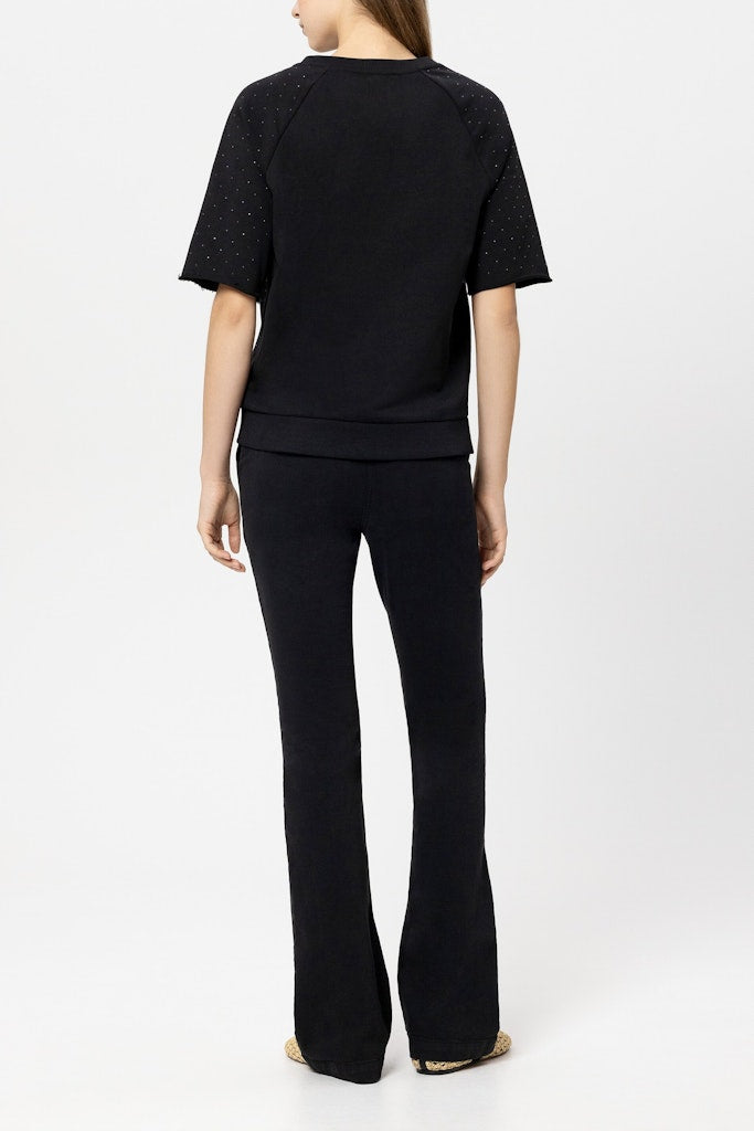 מכנסי ג'ינס מבית המותג Luisa Cerano, מבד דנים רך בצביעה ייחודית, ארוג בטקסטורת טוויל. גזרה מתרחבת, עם שני כיסי צד ושני כיסים אחוריים, לולאות לחגורה, וסגירה באמצעות רוכסן וכפתור.הרכב בד: 97% כותנה, 3% אלסטןהדוגמנית בגובה 1.75 ולובשת מידה 36 של Luisa Cerano