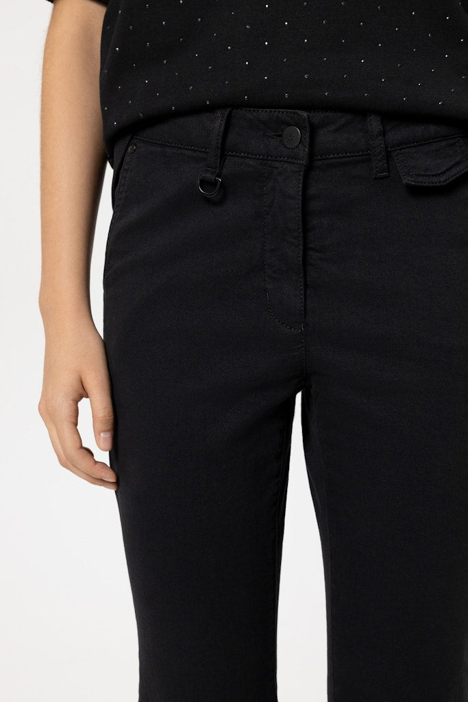 מכנסי ג'ינס מבית המותג Luisa Cerano, מבד דנים רך בצביעה ייחודית, ארוג בטקסטורת טוויל. גזרה מתרחבת, עם שני כיסי צד ושני כיסים אחוריים, לולאות לחגורה, וסגירה באמצעות רוכסן וכפתור.הרכב בד: 97% כותנה, 3% אלסטןהדוגמנית בגובה 1.75 ולובשת מידה 36 של Luisa Cerano