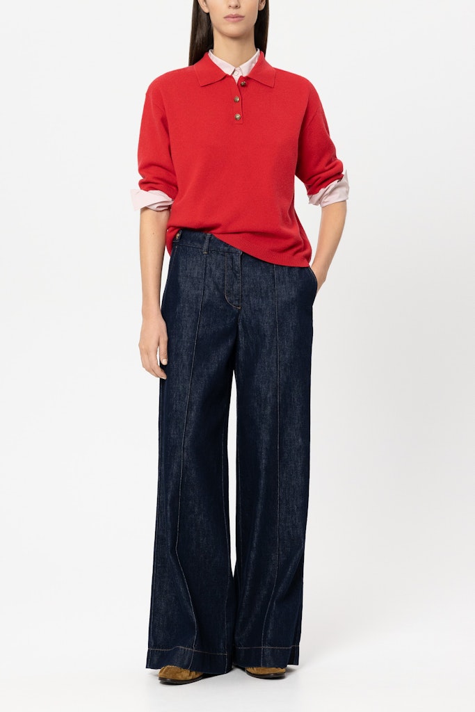 ג'ינס רחב מבית המותג Luisa Cerano, מבד דנים אותנטי, רך ונעים. מכנסיים בגזרת Wide Leg נוחה ואופנתית, עם שני כיסי צד ושני כיסי צ'ינו אחוריים, תפרים קדמיים מודגשים, עיטור כפתורים דקורטיביים במותן, לולאות לחגורה, וסגירה נסתרת באמצעות רוכסן וכפתור.הרכב בד: 81% כותנה, 19% ליוסל (Tencel)הדוגמנית בגובה 1.78 ולובשת מידה 36 של Luisa Cerano