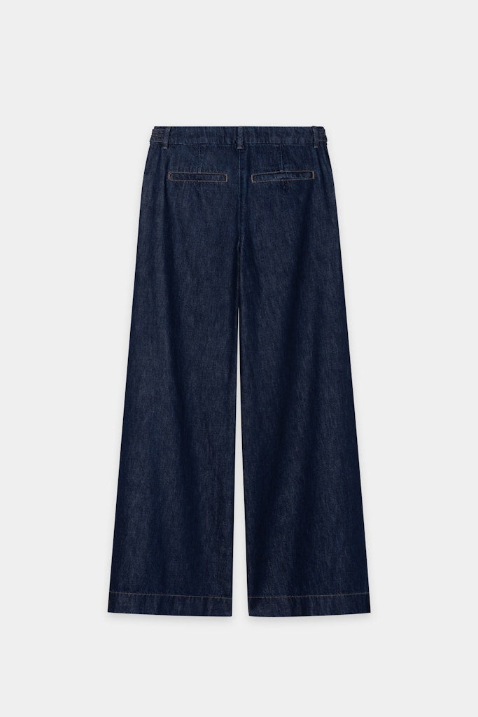 ג'ינס רחב מבית המותג Luisa Cerano, מבד דנים אותנטי, רך ונעים. מכנסיים בגזרת Wide Leg נוחה ואופנתית, עם שני כיסי צד ושני כיסי צ'ינו אחוריים, תפרים קדמיים מודגשים, עיטור כפתורים דקורטיביים במותן, לולאות לחגורה, וסגירה נסתרת באמצעות רוכסן וכפתור.הרכב בד: 81% כותנה, 19% ליוסל (Tencel)הדוגמנית בגובה 1.78 ולובשת מידה 36 של Luisa Cerano
