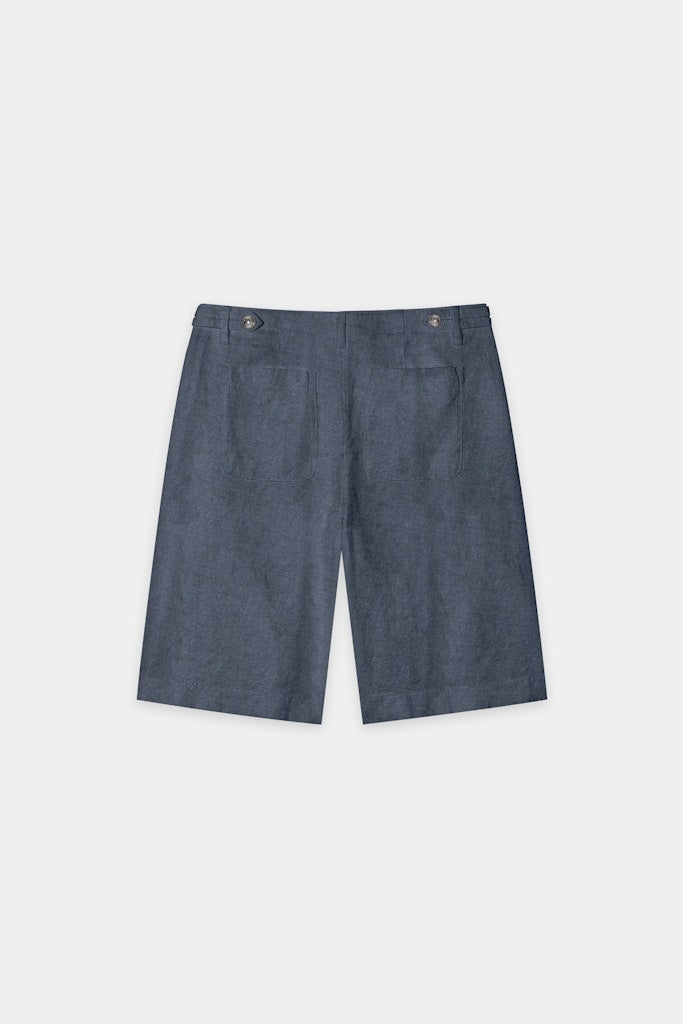 מכנסי ברמודה מבית המותג Luisa Cerano, עשויים בד קליל מתערובת כותנה ופשתן.גזרה רחבה, עם קפלים מודגשים, שני כיסי צד, ושני כיסי פאץ' אחוריים. סגירה באמצעות רוכסן וכפתור, ולולאות לחגורה.הרכב: 49% כותנה, 31% פשתן, 19% ליוסל (Tencel), 1% אלסטןהדוגמנית בגובה 1.78 ולובשת מידה 36 של Luisa Cerano