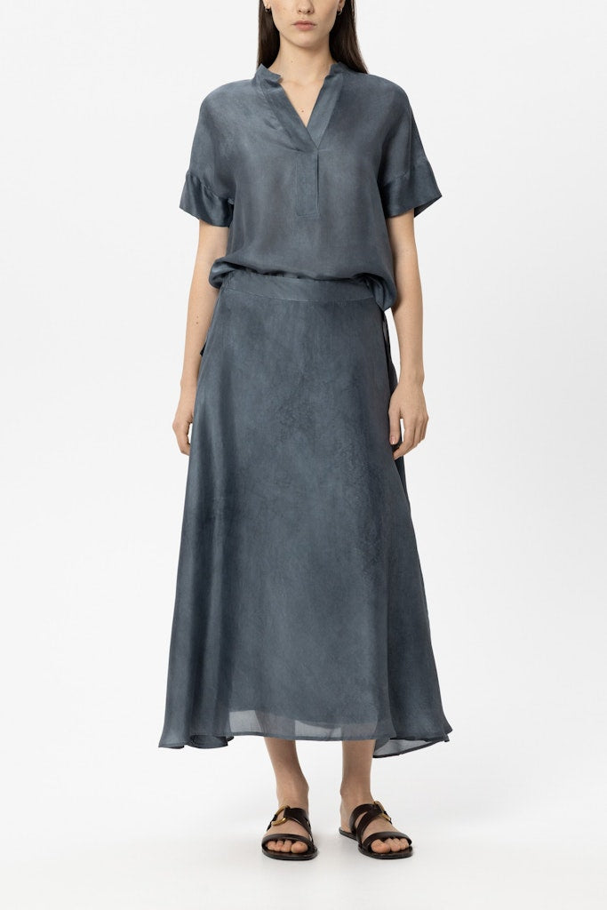 חצאית מקסי מבית המותג Luisa Cerano.חצאית אלגנטית בגזרה מתרחבת, עשויה בד מתערובת משי איכותי בעל ברק עדין, העובר תהליך צביעה ייחודי. עם בטנה פנימית, וסגירה באמצעות רוכסן אחורי.הרכב: 85% ויסקוזה, 15% משי, בטנה- 100% ויסקוזההדוגמנית בגובה 1.78 ולובשת מידה 36 של Luisa Cerano