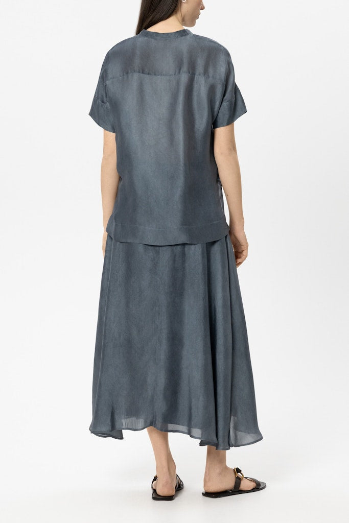 חצאית מקסי מבית המותג Luisa Cerano.חצאית אלגנטית בגזרה מתרחבת, עשויה בד מתערובת משי איכותי בעל ברק עדין, העובר תהליך צביעה ייחודי. עם בטנה פנימית, וסגירה באמצעות רוכסן אחורי.הרכב: 85% ויסקוזה, 15% משי, בטנה- 100% ויסקוזההדוגמנית בגובה 1.78 ולובשת מידה 36 של Luisa Cerano