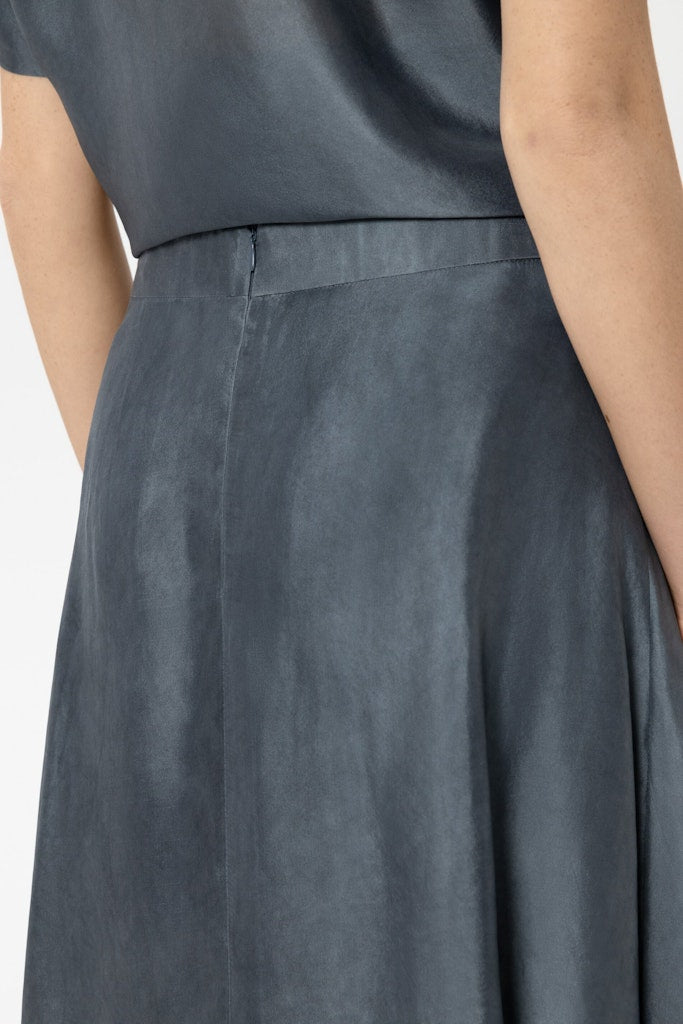 חצאית מקסי מבית המותג Luisa Cerano.חצאית אלגנטית בגזרה מתרחבת, עשויה בד מתערובת משי איכותי בעל ברק עדין, העובר תהליך צביעה ייחודי. עם בטנה פנימית, וסגירה באמצעות רוכסן אחורי.הרכב: 85% ויסקוזה, 15% משי, בטנה- 100% ויסקוזההדוגמנית בגובה 1.78 ולובשת מידה 36 של Luisa Cerano