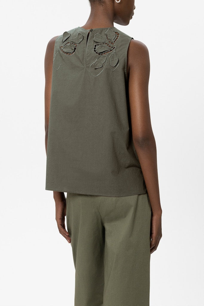 גופיה אלגנטית וקלילה מבית המותג Luisa Cerano, עשויה כותנה טהורה, בעיטור רקמת לולאות ותוספת דיטיילס בדוגמת פרחים בחזית ובגב. גזרה מתרחבת, עם צווארון עגול, וסגירה באמצעות כפתור בגב.הרכב: 100% כותנההדוגמנית בגובה 1.78 ולובשת מידה 36 של Luisa Cerano