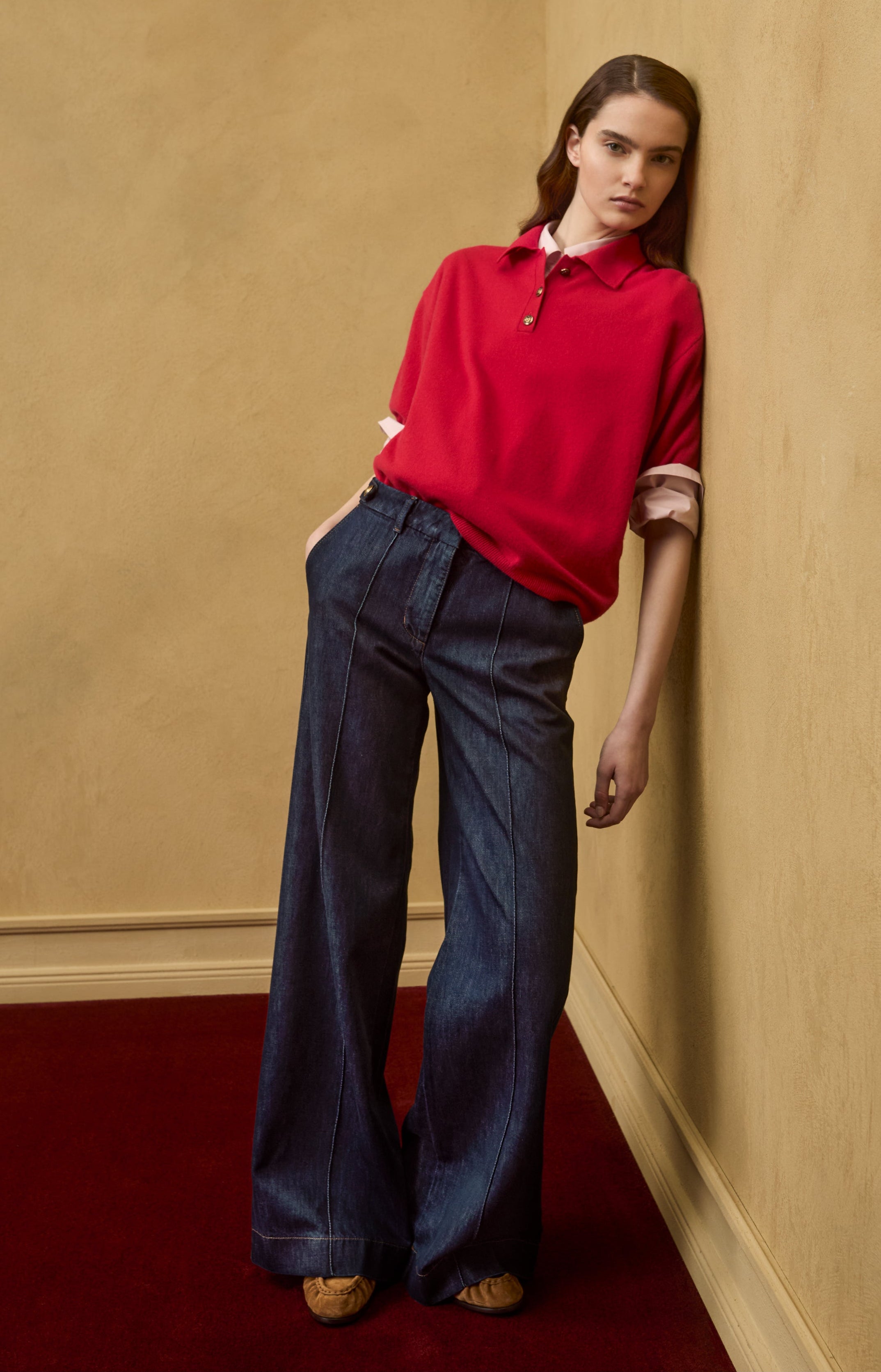 ג'ינס רחב מבית המותג Luisa Cerano, מבד דנים אותנטי, רך ונעים. מכנסיים בגזרת Wide Leg נוחה ואופנתית, עם שני כיסי צד ושני כיסי צ'ינו אחוריים, תפרים קדמיים מודגשים, עיטור כפתורים דקורטיביים במותן, לולאות לחגורה, וסגירה נסתרת באמצעות רוכסן וכפתור.הרכב בד: 81% כותנה, 19% ליוסל (Tencel)הדוגמנית בגובה 1.78 ולובשת מידה 36 של Luisa Cerano