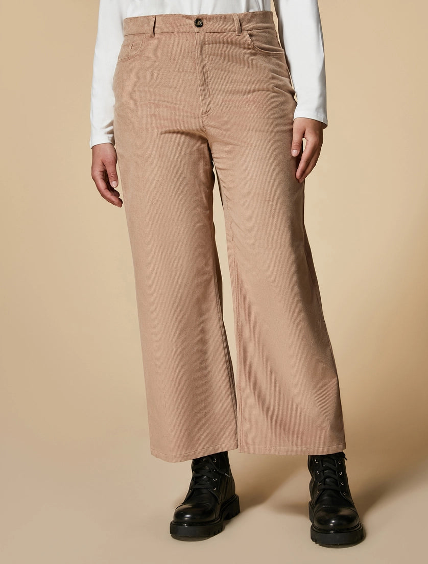 מכנסי קורדרוי רחבים מבד סטרץ'הרכב: 75% כותנה, 23% פוליאסטר, 2% אלסטןהדוגמנית בגובה 1.78 ולובשת מידה 46 איטלקית