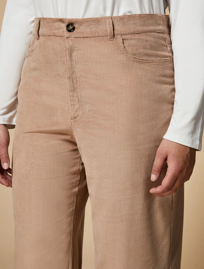 מכנסי קורדרוי רחבים מבד סטרץ'הרכב: 75% כותנה, 23% פוליאסטר, 2% אלסטןהדוגמנית בגובה 1.78 ולובשת מידה 46 איטלקית