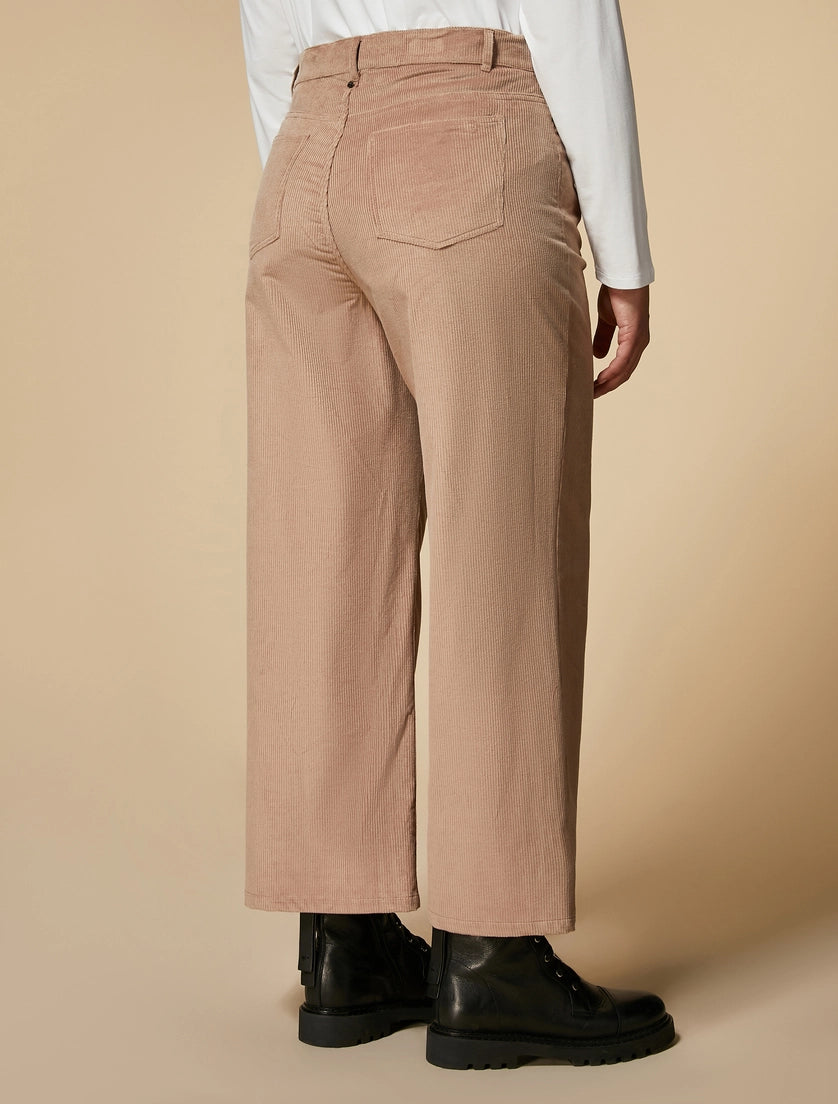 מכנסי קורדרוי רחבים מבד סטרץ'הרכב: 75% כותנה, 23% פוליאסטר, 2% אלסטןהדוגמנית בגובה 1.78 ולובשת מידה 46 איטלקית