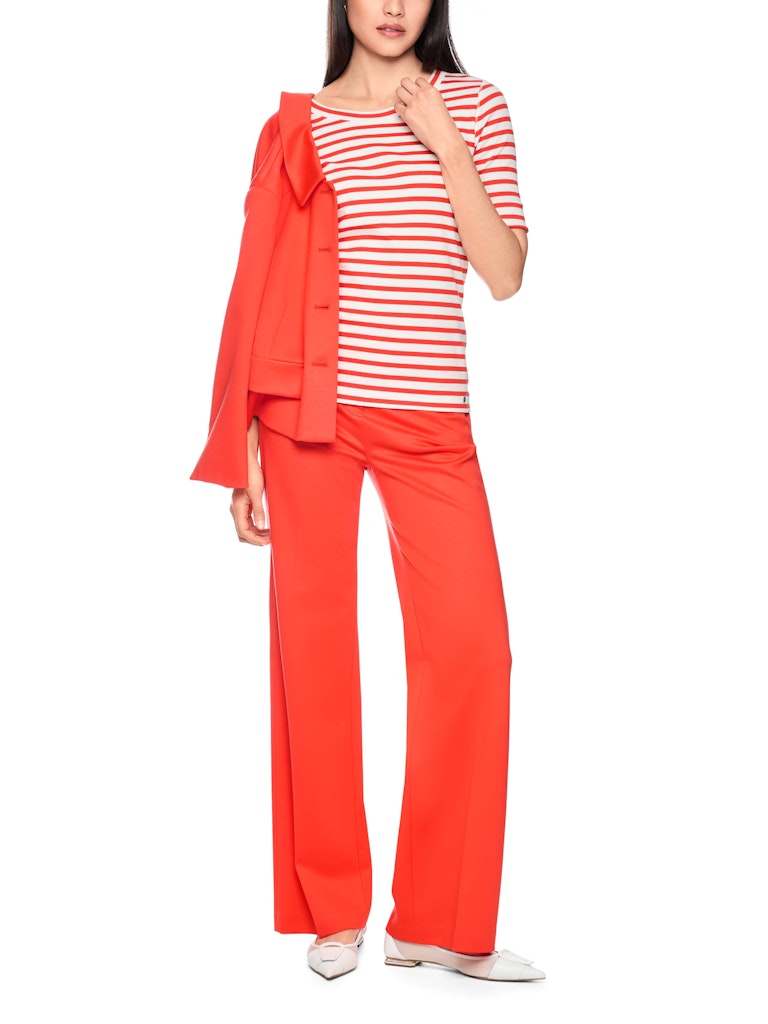 חולצת טישירט בגזרה צמודה לגוף, מבד כותנה נעים ונוח בטקסטורת פסי ריב, ודוגמת פסים בצבעי אדום ולבן. שרוולים באורך המרפק הניתנים לקיפול, וצווארון עגול.הרכב: 94% כותנה, 6% אלסטןהדוגמנית בגובה 1.79 ולובשת מידה 3 של מארק קיין