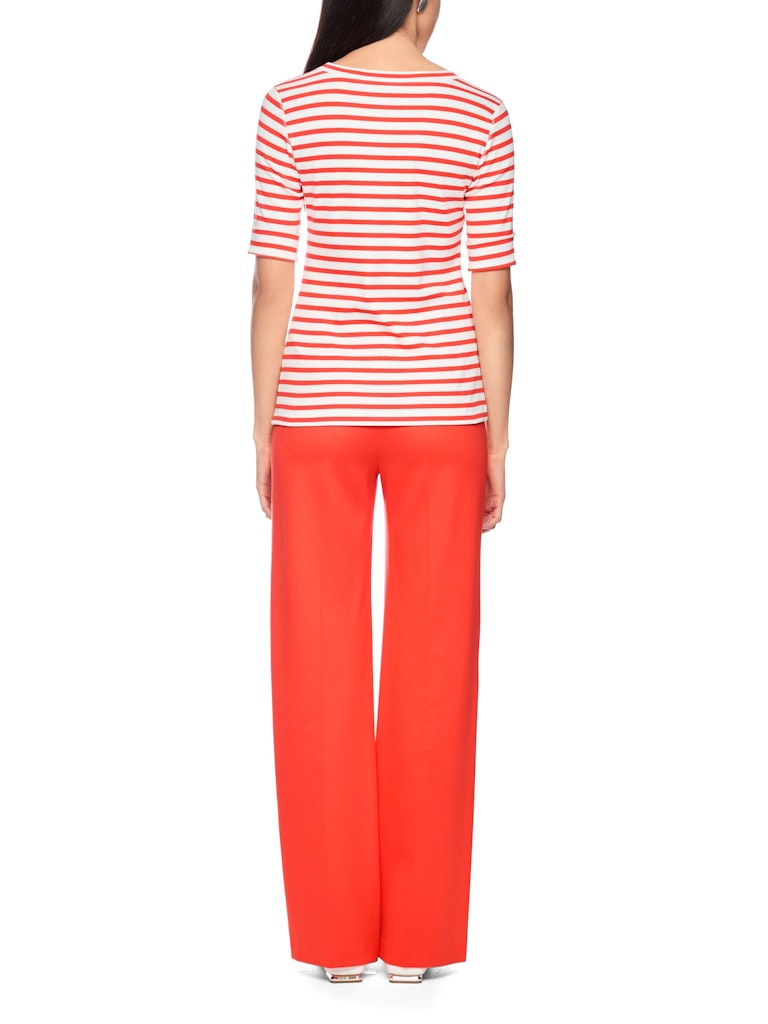 חולצת טישירט בגזרה צמודה לגוף, מבד כותנה נעים ונוח בטקסטורת פסי ריב, ודוגמת פסים בצבעי אדום ולבן. שרוולים באורך המרפק הניתנים לקיפול, וצווארון עגול.הרכב: 94% כותנה, 6% אלסטןהדוגמנית בגובה 1.79 ולובשת מידה 3 של מארק קיין