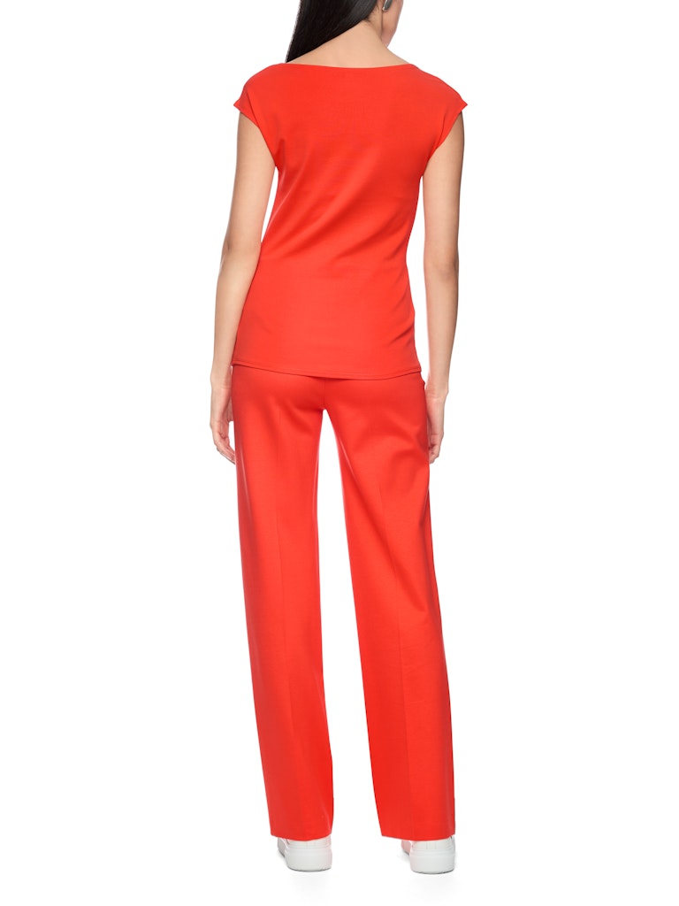 חולצת טישירט בגזרה צמודה לגוף, עשויה כותנה אלסטית נעימה ונוחה. עם שרוולים קצרים וצווארון עגול.הרכב: 95% כותנה, 5% אלסטןהדוגמנית בגובה 1.79 ולובשת מידה 3 של מארק קיין