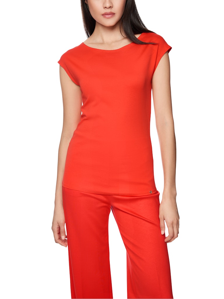 חולצת טישירט בגזרה צמודה לגוף, עשויה כותנה אלסטית נעימה ונוחה. עם שרוולים קצרים וצווארון עגול.הרכב: 95% כותנה, 5% אלסטןהדוגמנית בגובה 1.79 ולובשת מידה 3 של מארק קיין