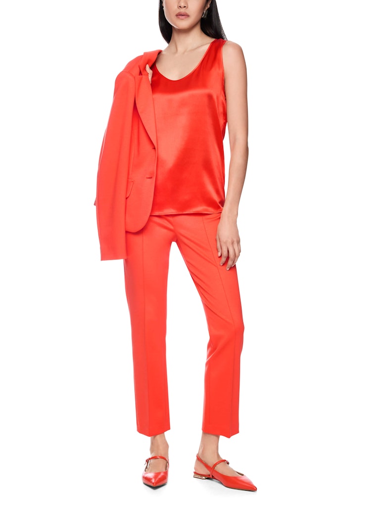 גופייה אלגנטית בגזרה נינוחה, עשוייה משי טהור במגע רך וקליל, עם ברק יוקרתי.עם כתפיות רחבות וצווארון עגול.הרכב: 100% משיהדוגמנית בגובה 1.79 ולובשת מידה 3 של מארק קיין