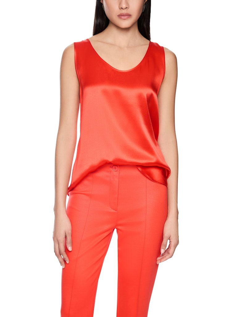 גופייה אלגנטית בגזרה נינוחה, עשוייה משי טהור במגע רך וקליל, עם ברק יוקרתי.עם כתפיות רחבות וצווארון עגול.הרכב: 100% משיהדוגמנית בגובה 1.79 ולובשת מידה 3 של מארק קיין