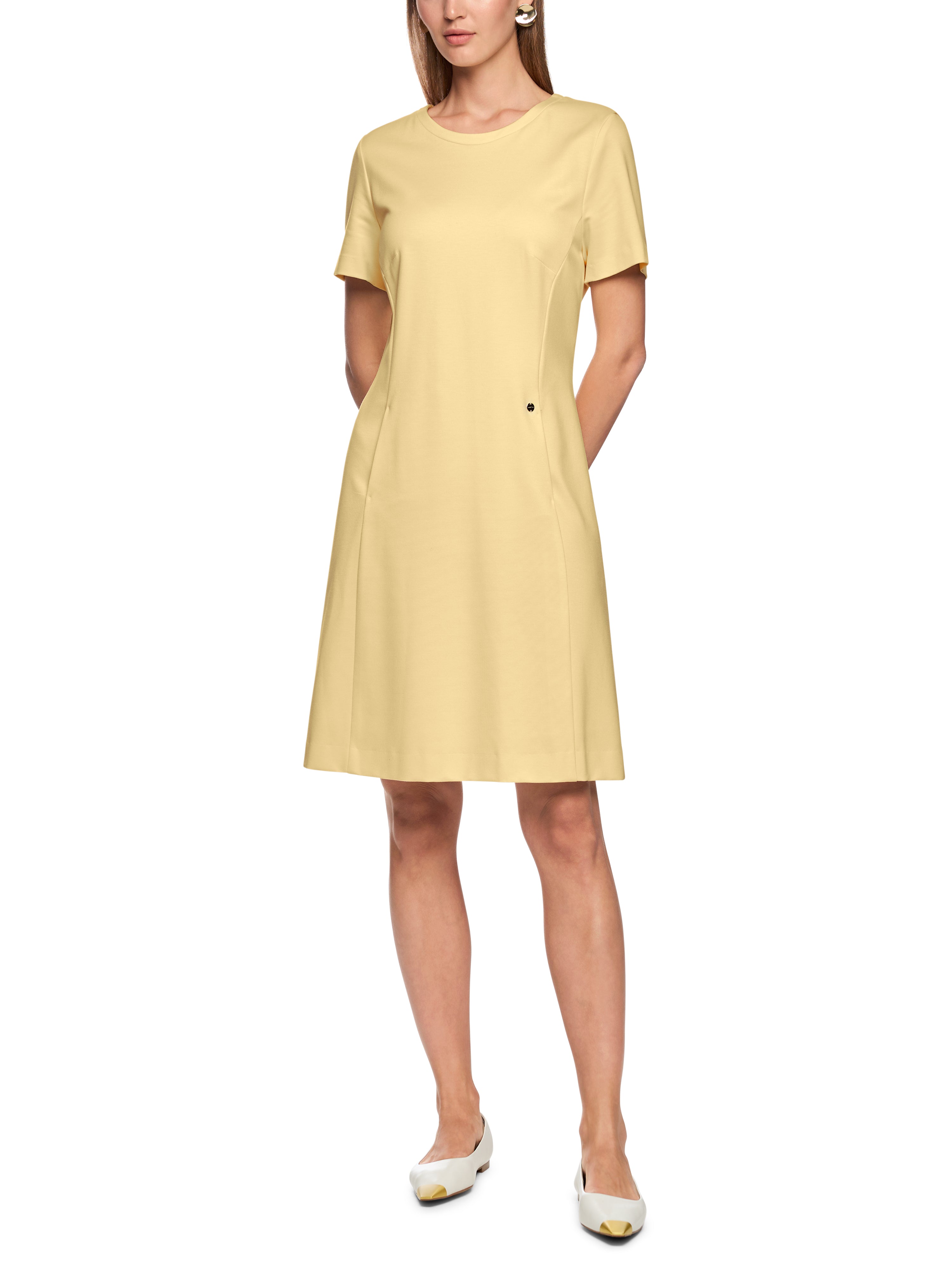 שמלה עשויה בד נמתח בעלת מותן צמוד, חצאית מתרחבת, וכיסים צדדיים הרכב: 69% ויסקוזה, 29% פוליאמיד, 2% אלסטןהדוגמנית בגובה 1.79 ולובשת מידה 3 של מארק קיין