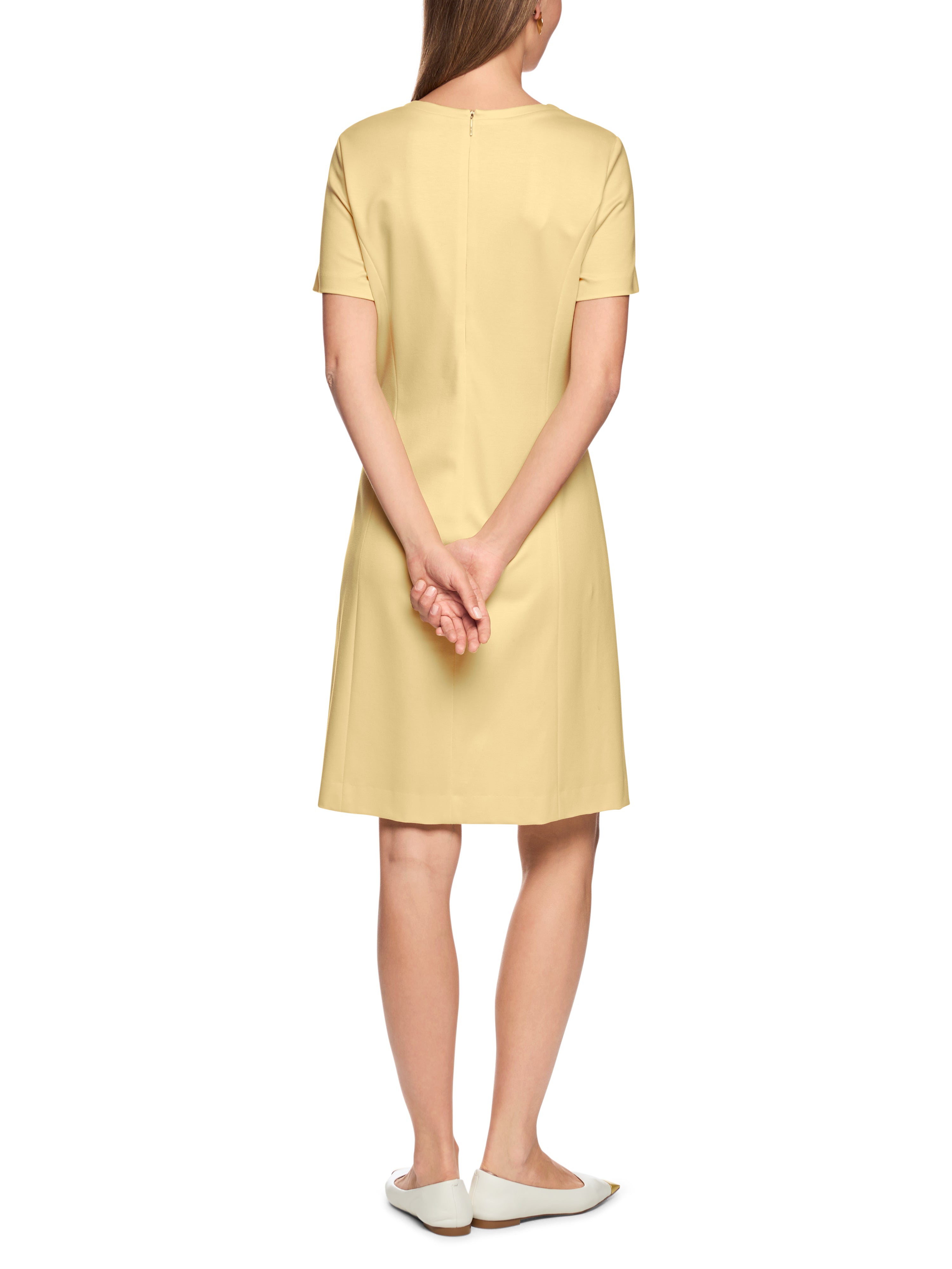 שמלה עשויה בד נמתח בעלת מותן צמוד, חצאית מתרחבת, וכיסים צדדיים הרכב: 69% ויסקוזה, 29% פוליאמיד, 2% אלסטןהדוגמנית בגובה 1.79 ולובשת מידה 3 של מארק קיין