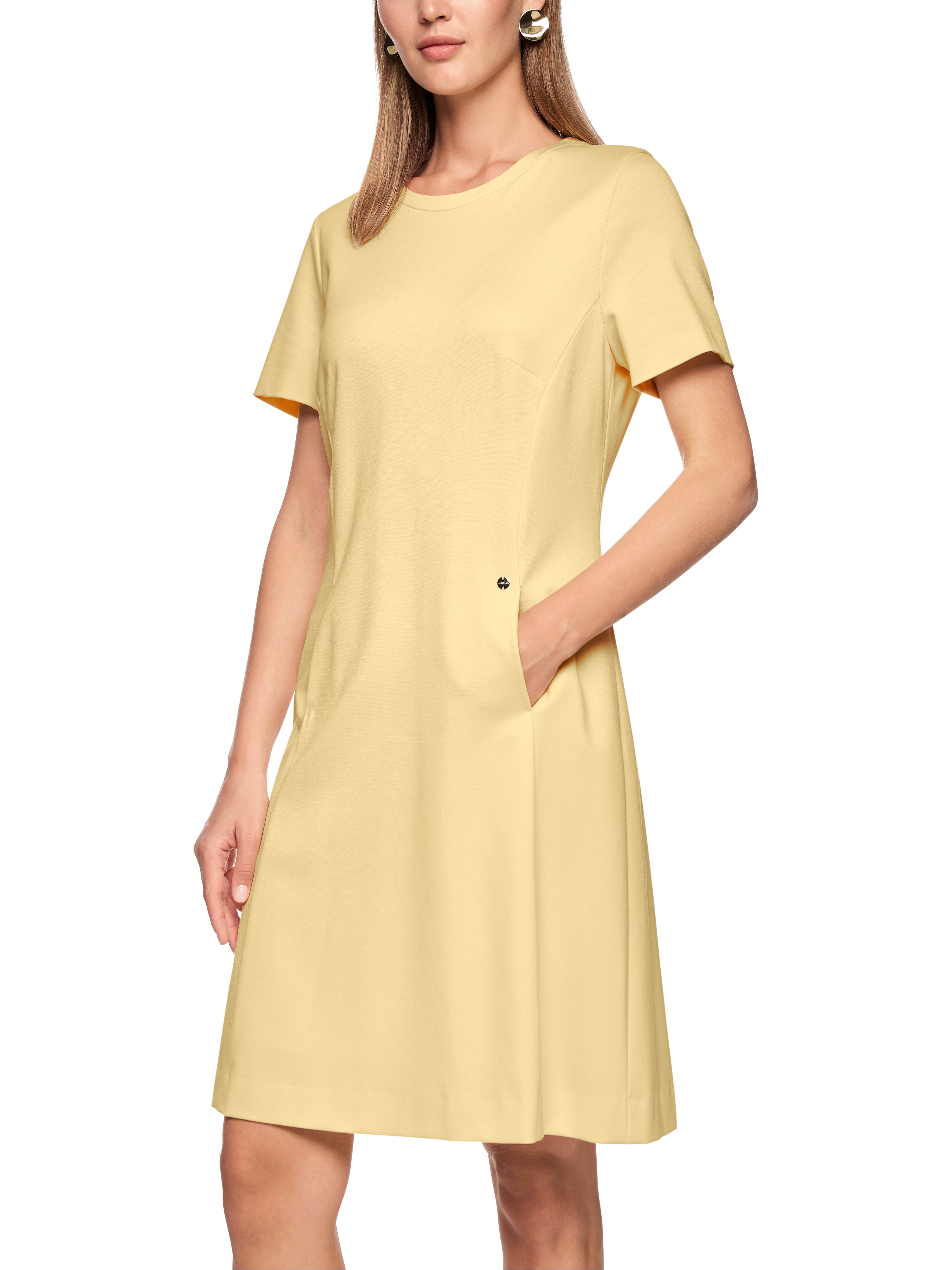 שמלה עשויה בד נמתח בעלת מותן צמוד, חצאית מתרחבת, וכיסים צדדיים הרכב: 69% ויסקוזה, 29% פוליאמיד, 2% אלסטןהדוגמנית בגובה 1.79 ולובשת מידה 3 של מארק קיין