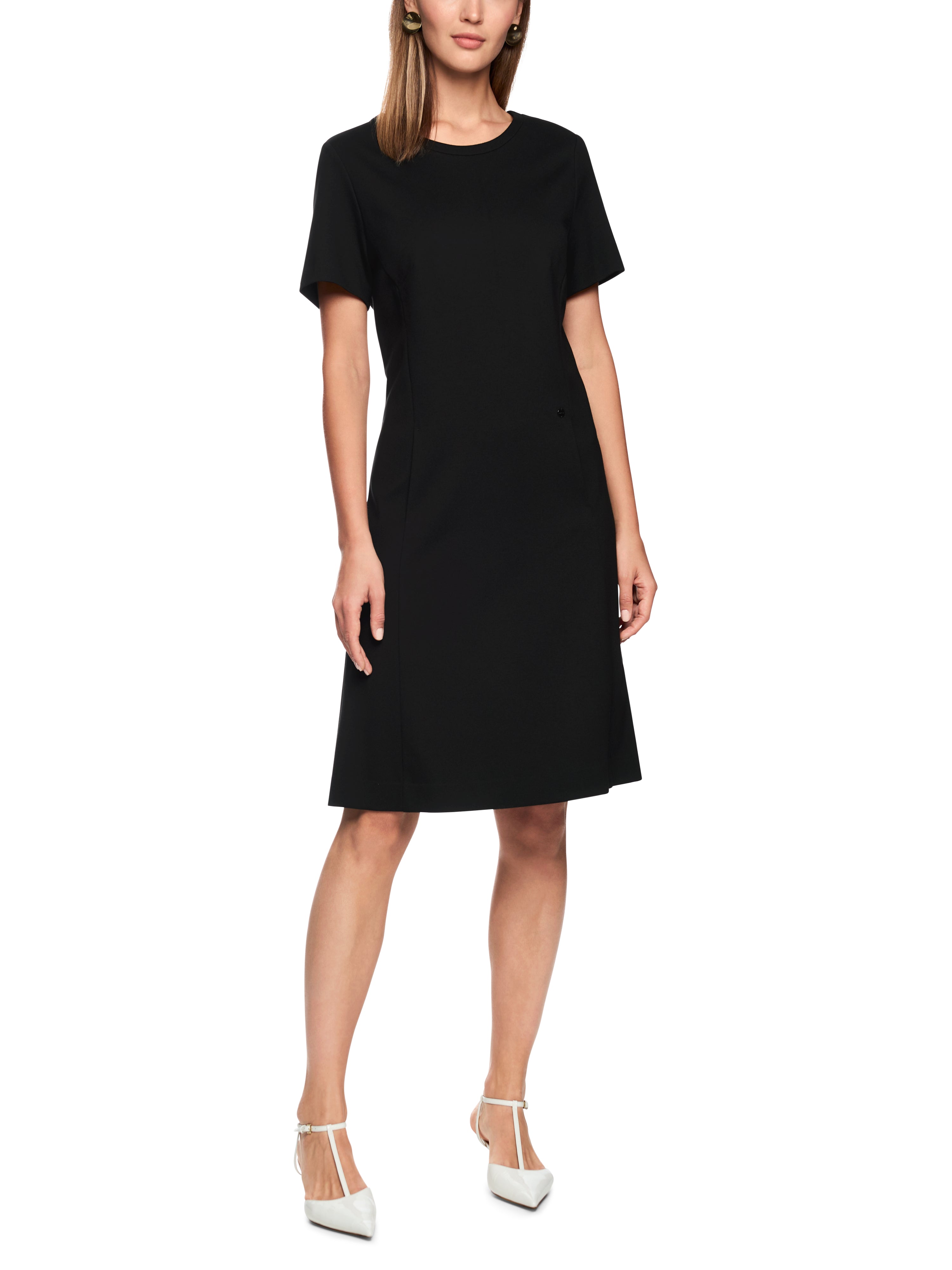 שמלה עשויה בד נמתח בעלת מותן צמוד, חצאית מתרחבת, וכיסים צדדיים הרכב: 69% ויסקוזה, 29% פוליאמיד, 2% אלסטןהדוגמנית בגובה 1.79 ולובשת מידה 3 של מארק קיין