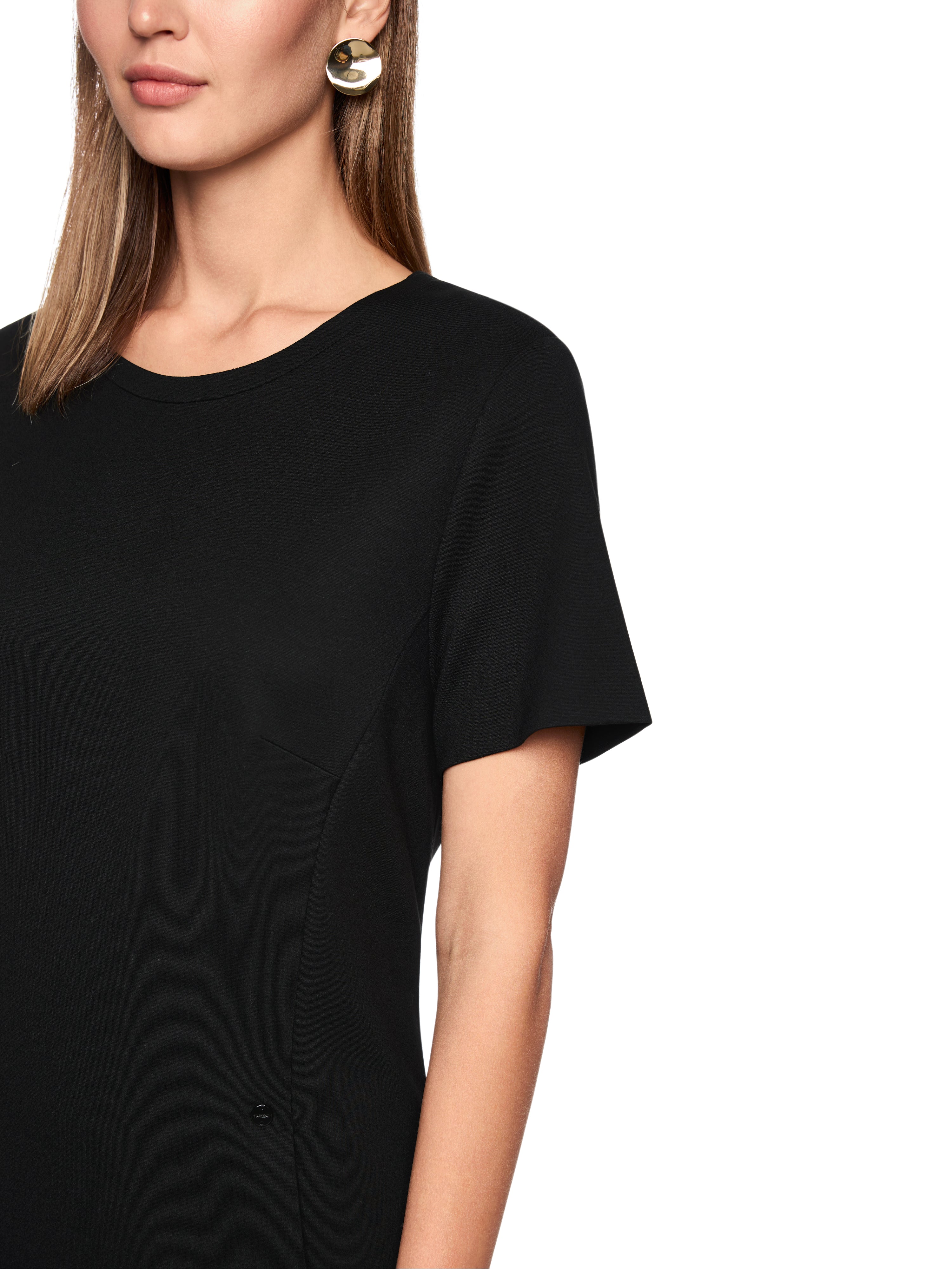 שמלה עשויה בד נמתח בעלת מותן צמוד, חצאית מתרחבת, וכיסים צדדיים הרכב: 69% ויסקוזה, 29% פוליאמיד, 2% אלסטןהדוגמנית בגובה 1.79 ולובשת מידה 3 של מארק קיין