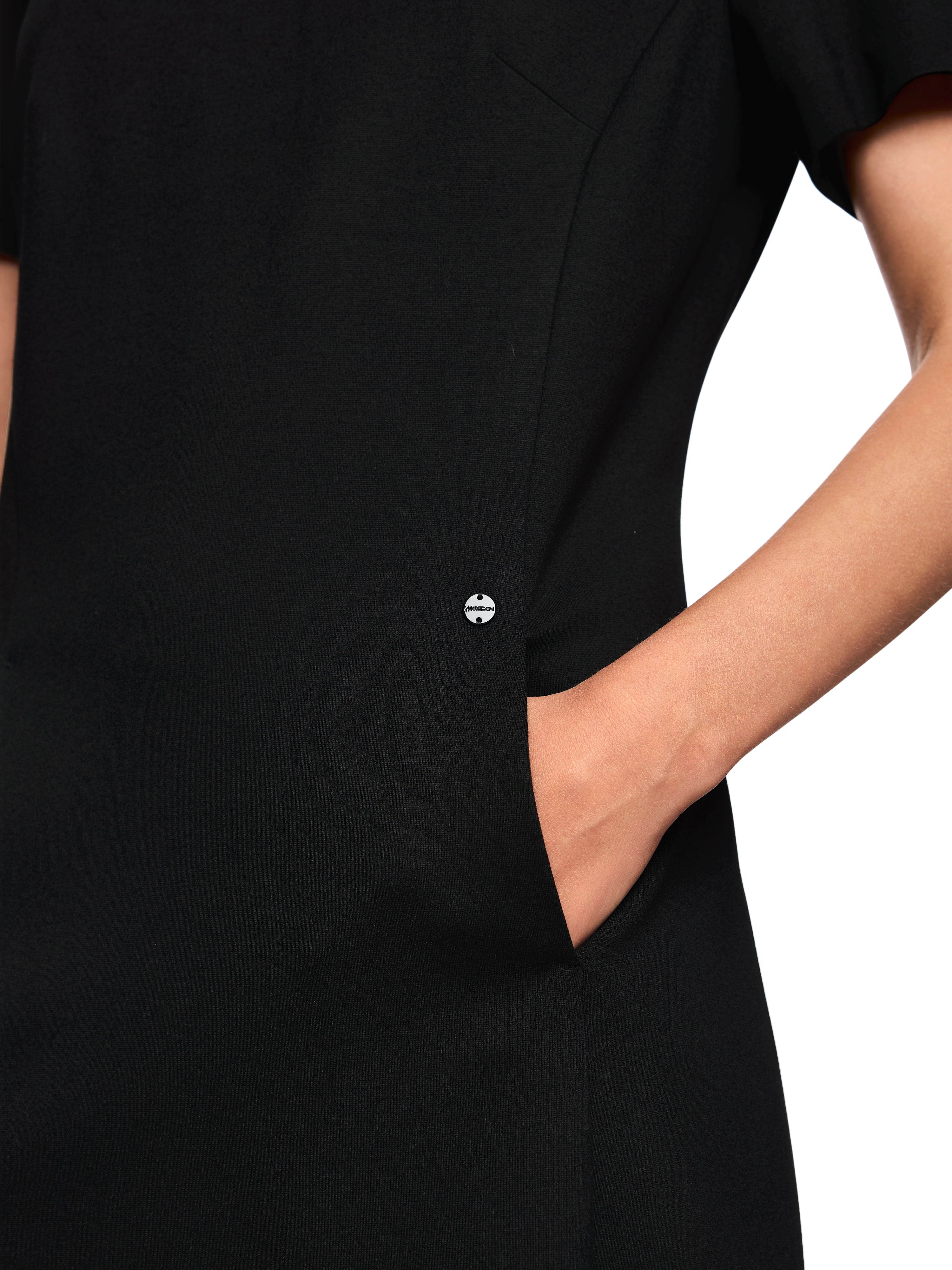 שמלה עשויה בד נמתח בעלת מותן צמוד, חצאית מתרחבת, וכיסים צדדיים הרכב: 69% ויסקוזה, 29% פוליאמיד, 2% אלסטןהדוגמנית בגובה 1.79 ולובשת מידה 3 של מארק קיין