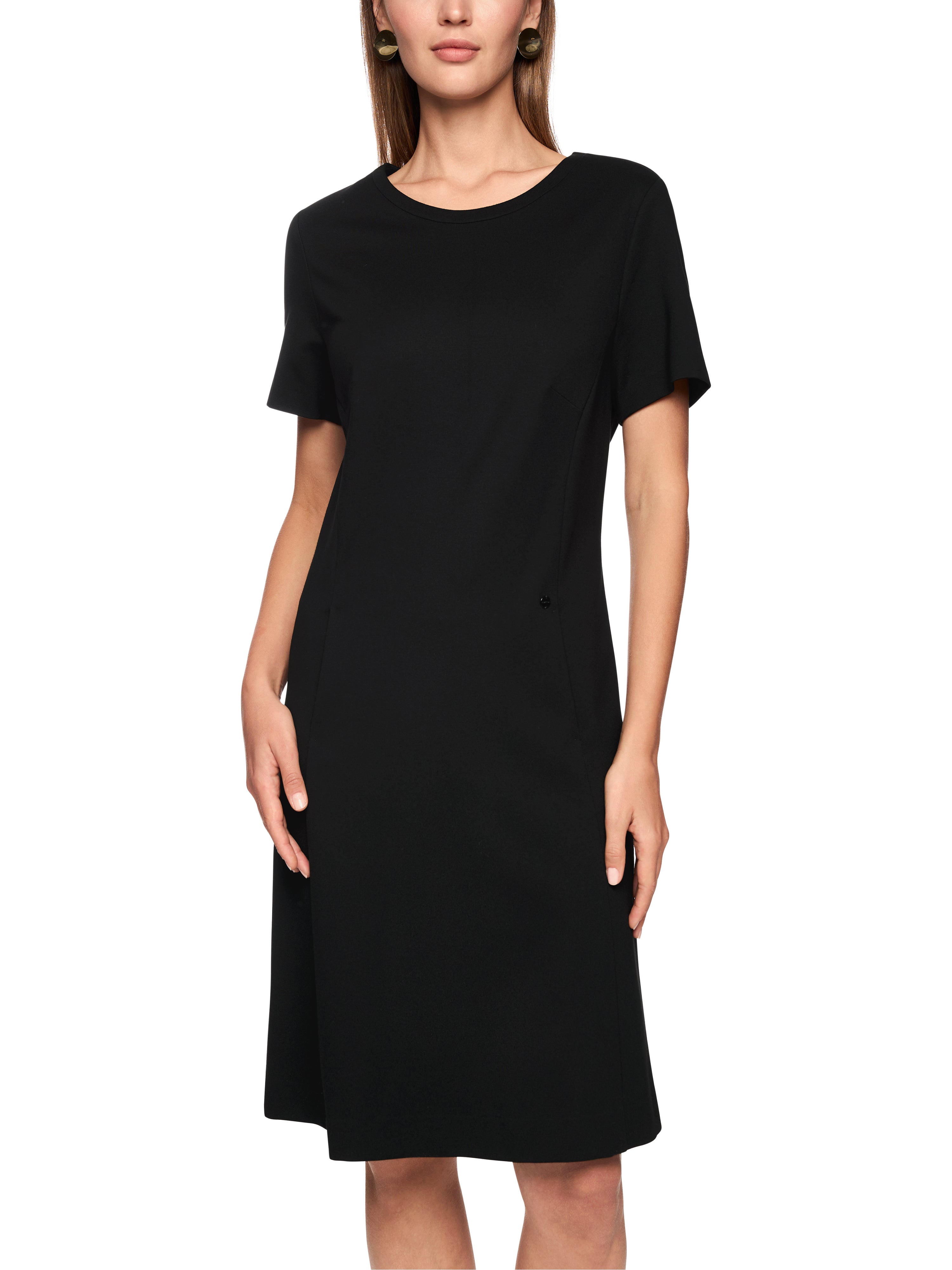 שמלה עשויה בד נמתח בעלת מותן צמוד, חצאית מתרחבת, וכיסים צדדיים הרכב: 69% ויסקוזה, 29% פוליאמיד, 2% אלסטןהדוגמנית בגובה 1.79 ולובשת מידה 3 של מארק קיין