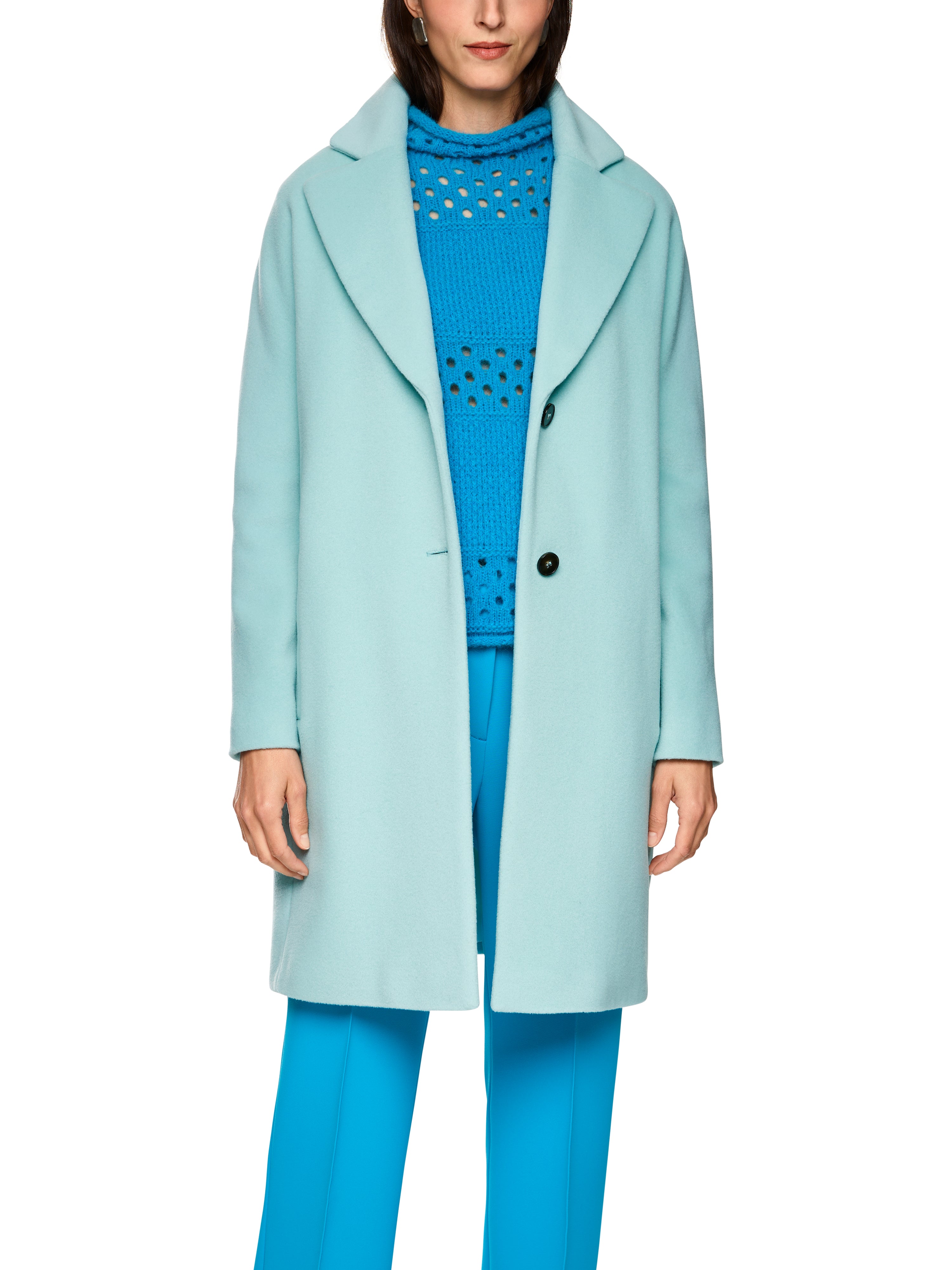 מעיל בגזרה ישרה עם כתפיים משוחררות, כיסים צדדיים וצווארון רחבבגוון טורקיז שמתאים לשילוב עם מגוון פריטיםמתאים ללבוש יומיומי וגם להופעה אלגנטיתהרכב: 52% אלפקה, 26% צמר, 22% פוליאמידהדוגמנית בגובה 1.79 ולובשת מידה 3 של מארק קיין
