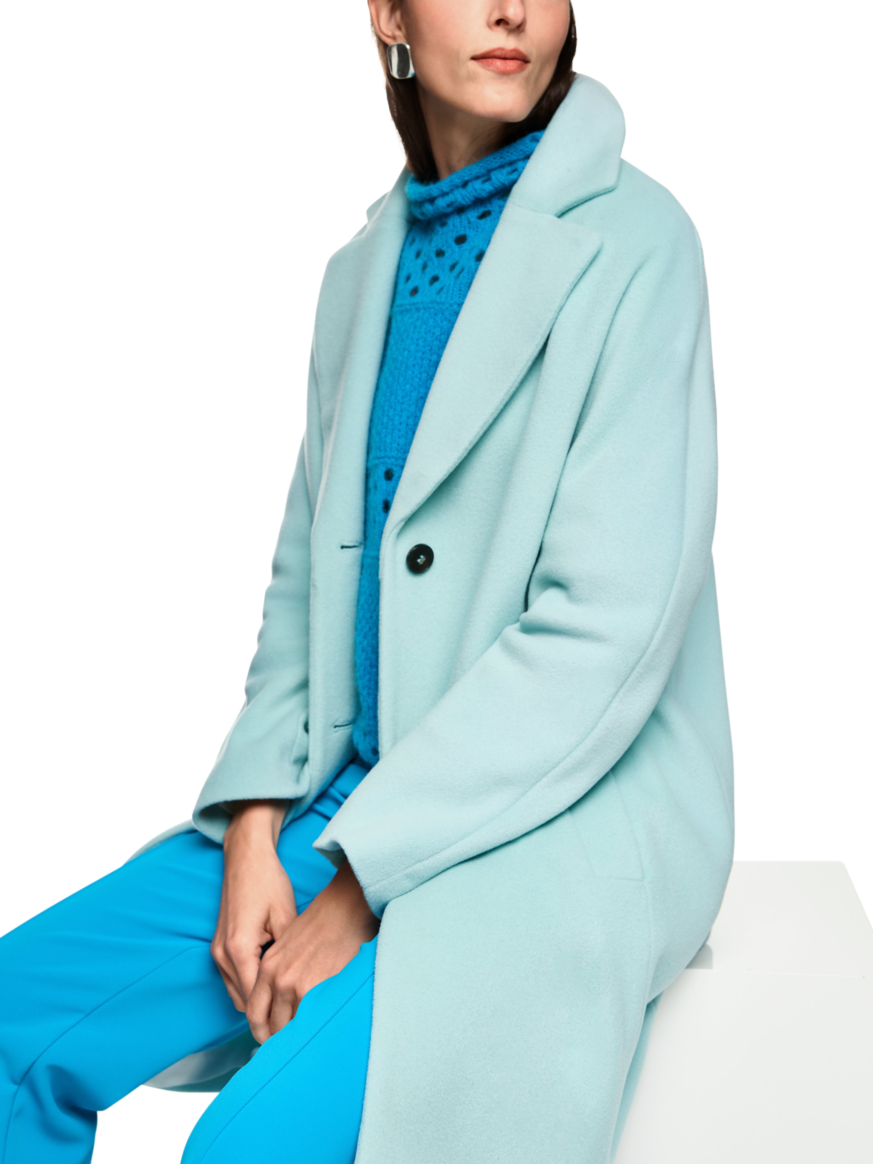 מעיל בגזרה ישרה עם כתפיים משוחררות, כיסים צדדיים וצווארון רחבבגוון טורקיז שמתאים לשילוב עם מגוון פריטיםמתאים ללבוש יומיומי וגם להופעה אלגנטיתהרכב: 52% אלפקה, 26% צמר, 22% פוליאמידהדוגמנית בגובה 1.79 ולובשת מידה 3 של מארק קיין
