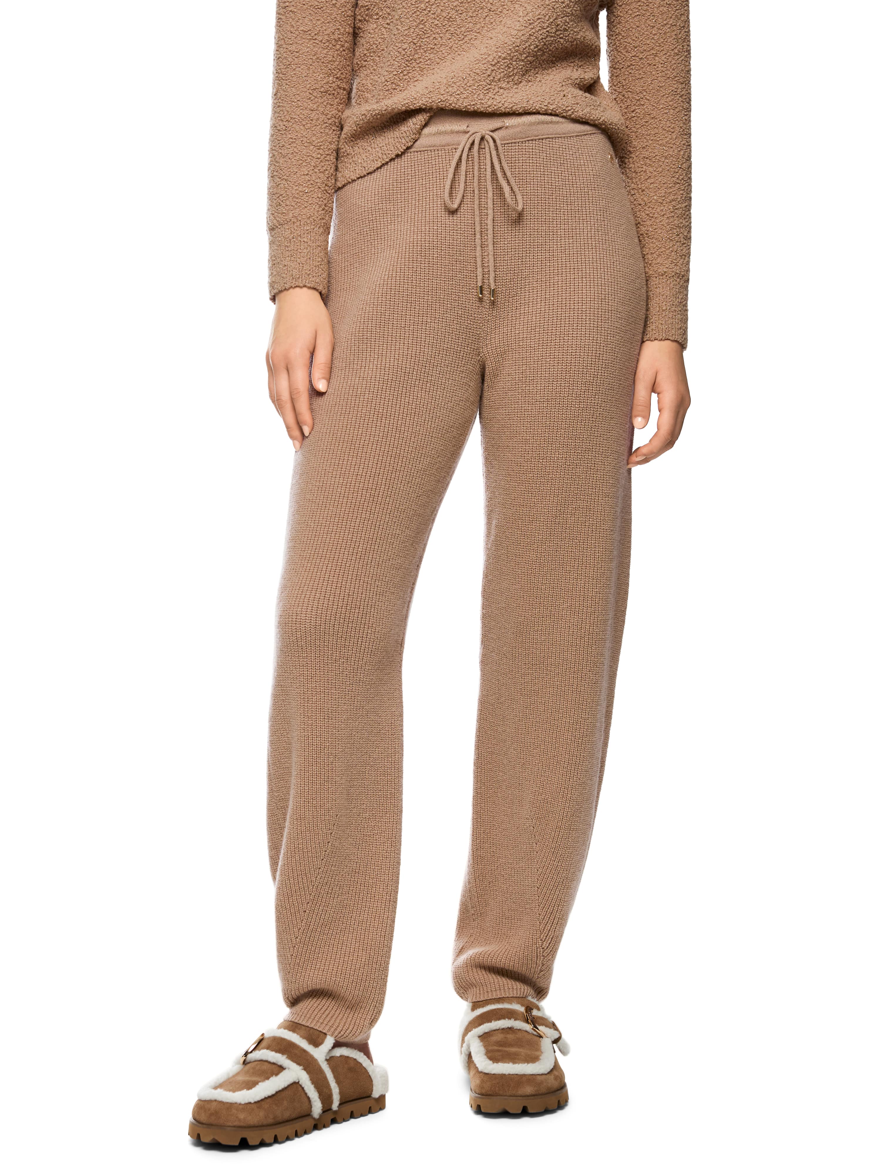 מכנסיים סרוגים בגזרה נינוחה עם מותן אלסטי ורגליים צרות מעט בקצהעשויים בד רך ונעים בגוון חום בהירהרכב בד: 50% צמר טהור, 42% קשמיר, 8% משיהדוגמנית בגובה 1.79 ולובשת מידה 3 של מארק קיין