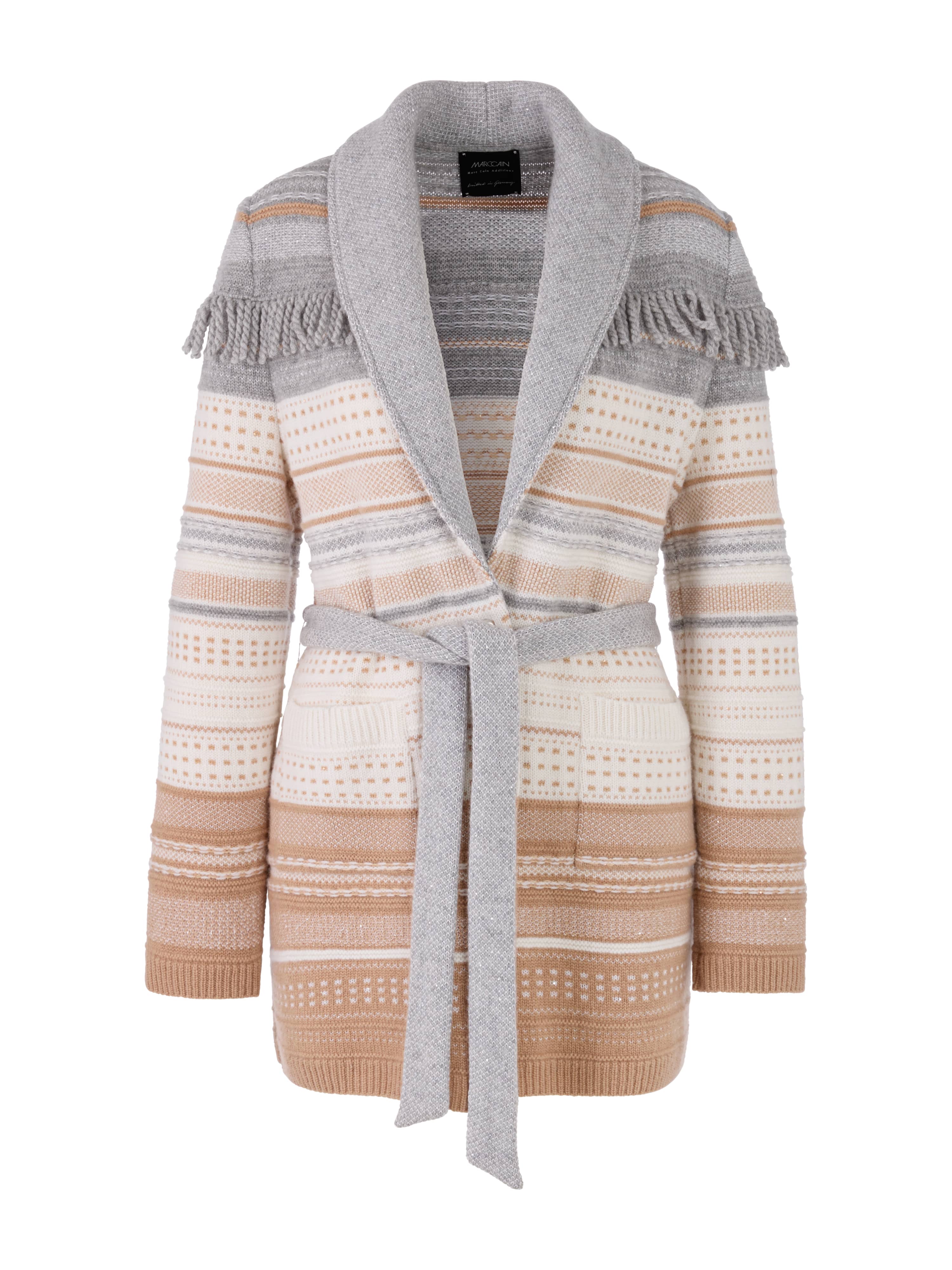 קרדיגן סרוג בגווני אפור וחום עם דוגמה נורדית מסורתיתכולל כפתורים קדמיים וחגורת קשירה תואמת למותןהרכב בד: 45% צמר בתולי, 38% קשמיר, 10% פוליאמיד, 7% משיהדוגמנית בגובה 1.79 מ' ולובשת מידה 3 של מארק קיין