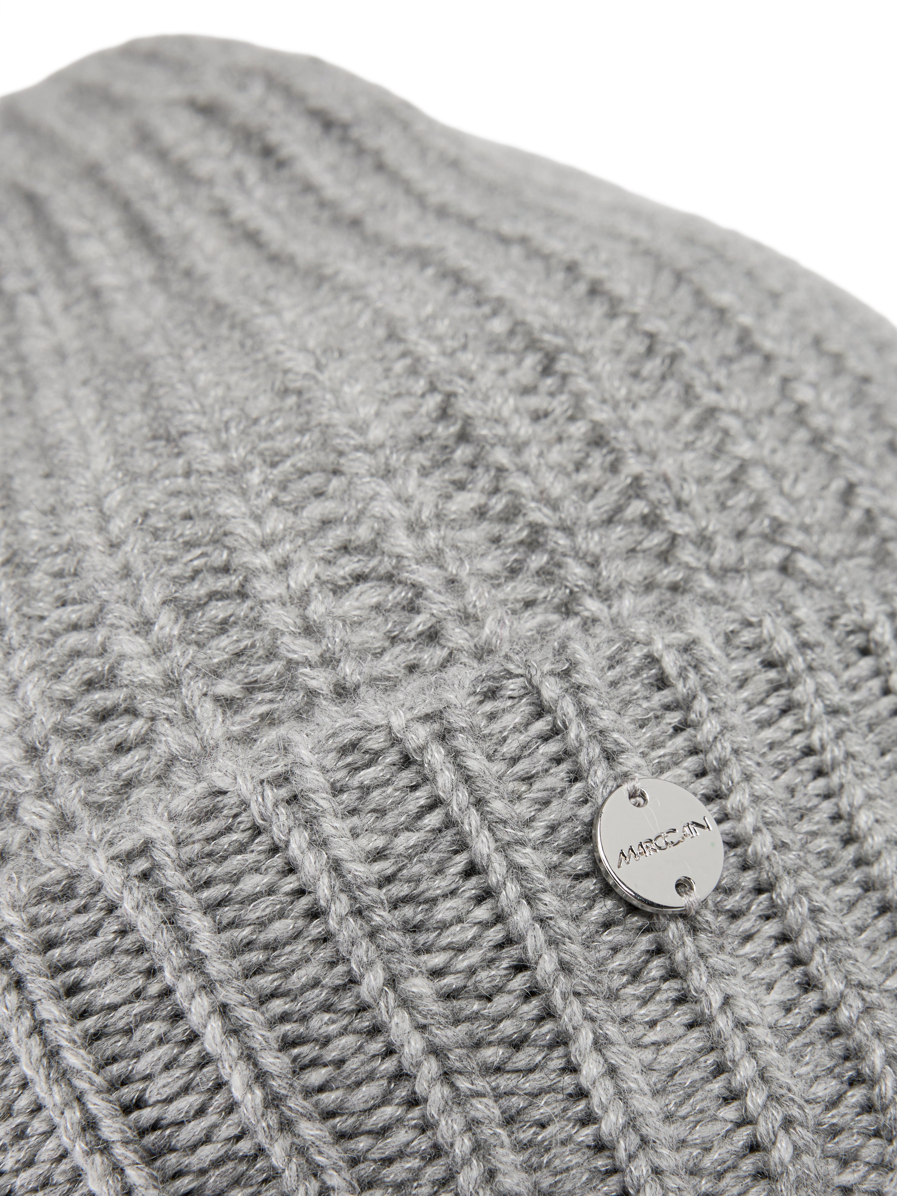 כובע ביני בגזרה קלאסית עם קיפול רחב בצבע אפורהרכב בד: 50% צמר כבשים, 42% קשמיר, 8% משי