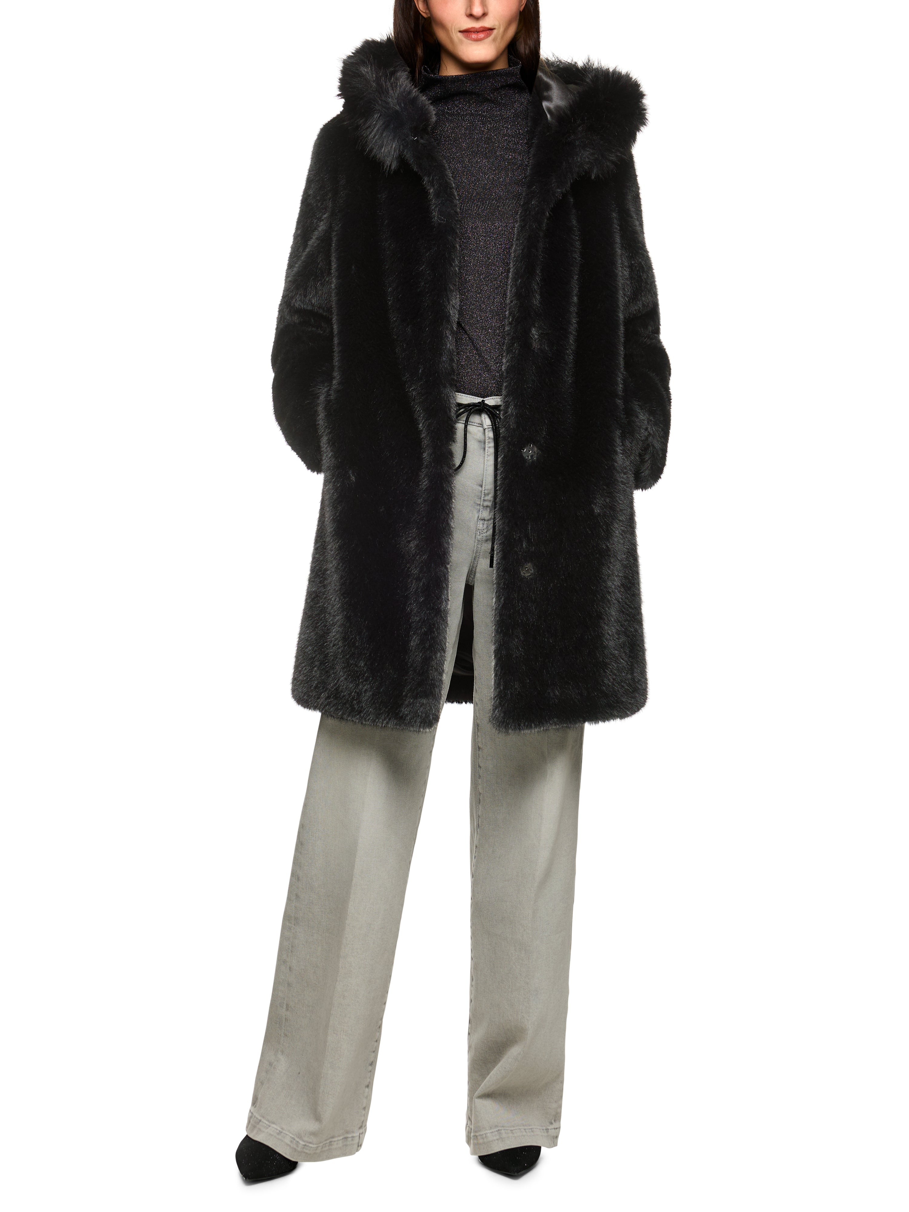 מעיל דמוי פרווה בגזרה רחבה עם כיסים צדדיים וסגירת כפתוריםהרכב: 100% פוליאסטרהדוגמנית בגובה 1.79 ולובשת מידה 3 של מארק קיין