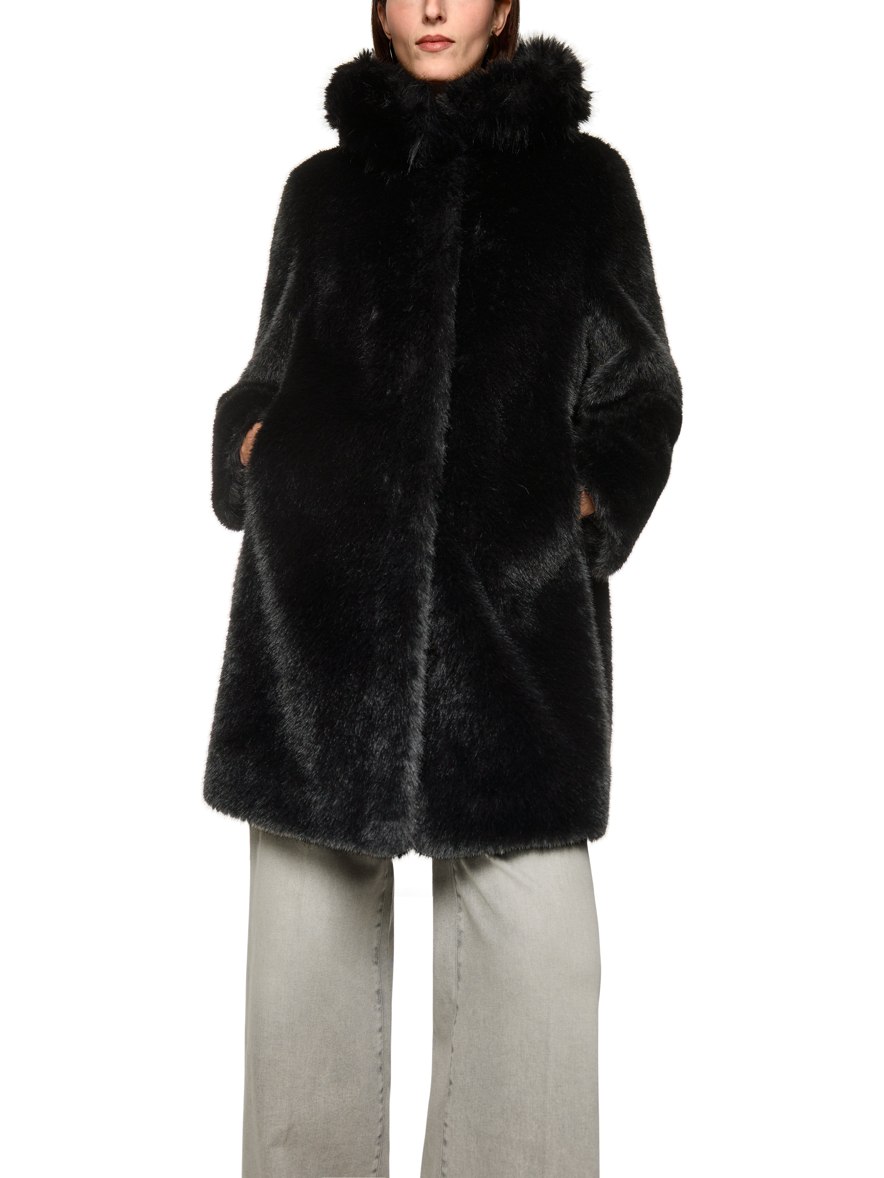 מעיל דמוי פרווה בגזרה רחבה עם כיסים צדדיים וסגירת כפתוריםהרכב: 100% פוליאסטרהדוגמנית בגובה 1.79 ולובשת מידה 3 של מארק קיין