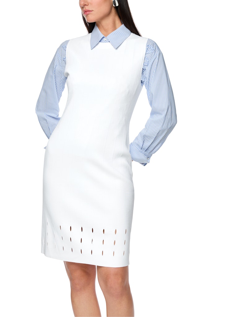 שמלת מיני בגזרה צמודה לגוף, עשויה אריג רך בטקסטורת פסי ריב. ללא שרוולים, עם צווארון עגול, ודוגמת חיתוכים עדינה במכפלת.הרכב: 80% ויסקוזה, 20% פוליאמידהדוגמנית בגובה 1.79 ולובשת מידה 3 של מארק קיין