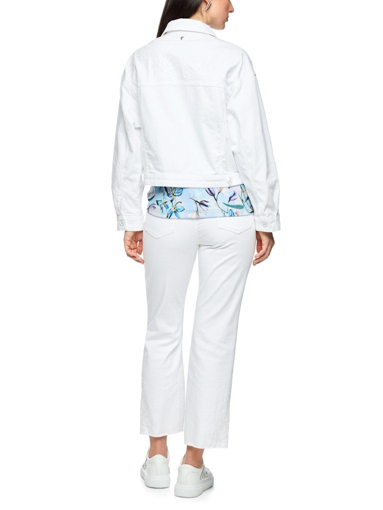 ז'קט ג'ינס באורך קצר, עשוי כותנה אורגנית רכה ואלסטית, מעוטר רקמה בדוגמה פרחונית עדינה בשילוב פאייטים. גזרה נינוחה, עם צווארון קלאסי, שרוולים ארוכים בסיומת חפתים מכופתרים, כיסי צד, שני כיסים חזיתיים, וסגירת כפתורים לכל האורך.הרכב: 90% כותנה אורגנית, 8% אלסטומוליאסטר, 2% אלסטןהדוגמנית בגובה 1.79 ולובשת מידה 3 של מארק קיין