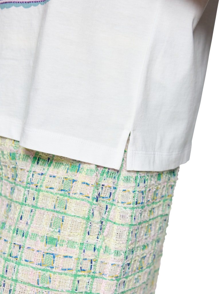 חולצת טישירט בגזרה רחבה, עשויה כותנה רכה ונעימה במיוחד. עם שרוולים קצרים, צווארון עגול, והדפס חזיתי צבעוני בשילוב רקמת פאייטים וחרוזים מנצנצים.הרכב: 100% כותנההדוגמנית בגובה 1.79 ולובשת מידה 3 של מארק קיין