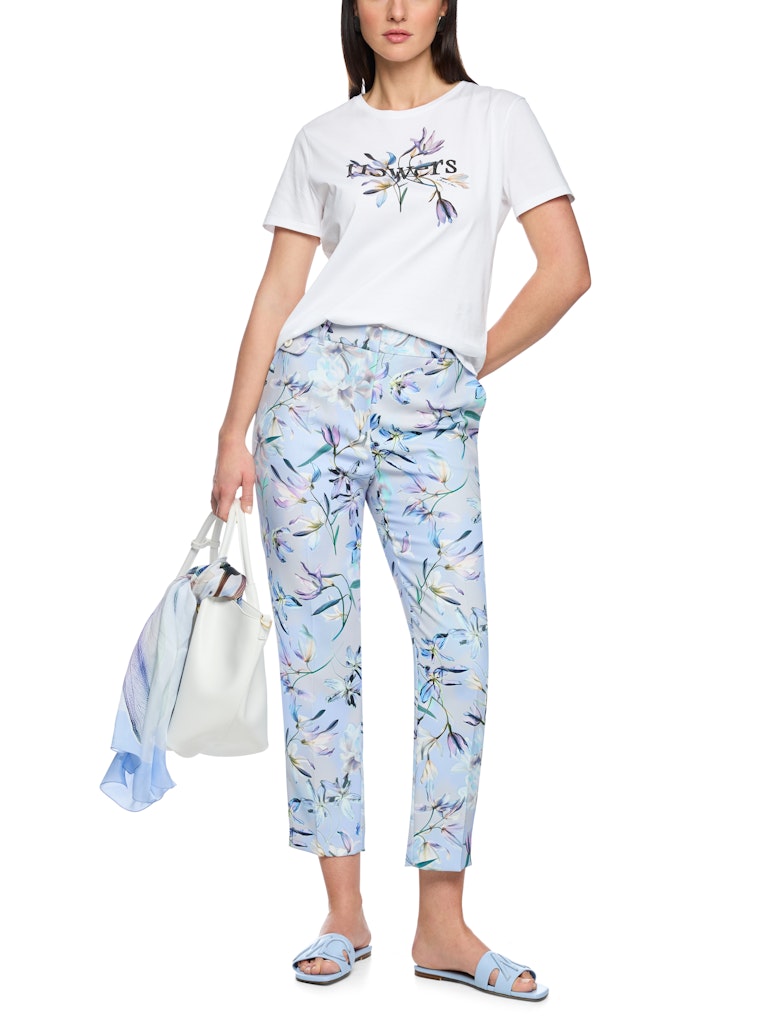 חולצת טישירט בגזרה ישרה ונינוחה, עשויה כותנה אורגנית רכה ונעימה במיוחד. עם שרוולים קצרים, צווארון עגול, והדפס FLOWERS פרחוני בשילוב אבנים מנצנצות בחזית.הרכב: 100% כותנה אורגניתהדוגמנית בגובה 1.79 ולובשת מידה 3 של מארק קיין