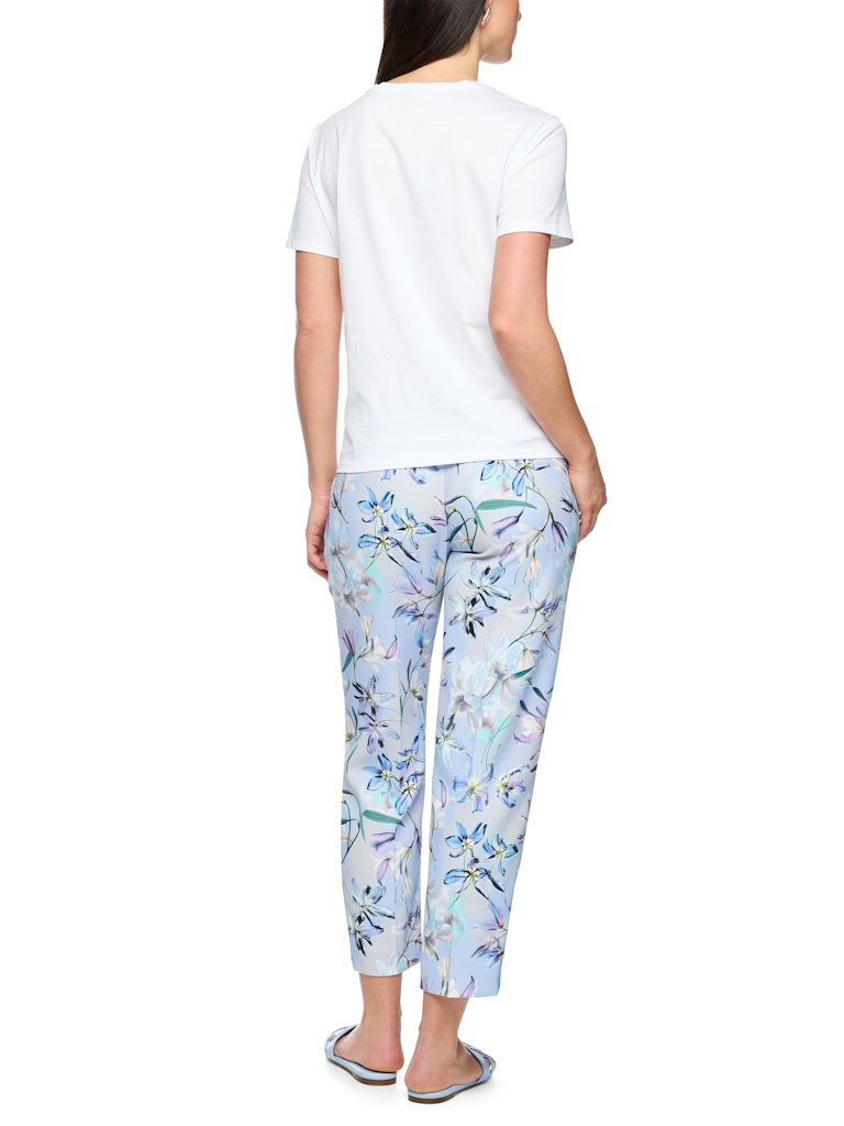 חולצת טישירט בגזרה ישרה ונינוחה, עשויה כותנה אורגנית רכה ונעימה במיוחד. עם שרוולים קצרים, צווארון עגול, והדפס FLOWERS פרחוני בשילוב אבנים מנצנצות בחזית.הרכב: 100% כותנה אורגניתהדוגמנית בגובה 1.79 ולובשת מידה 3 של מארק קיין