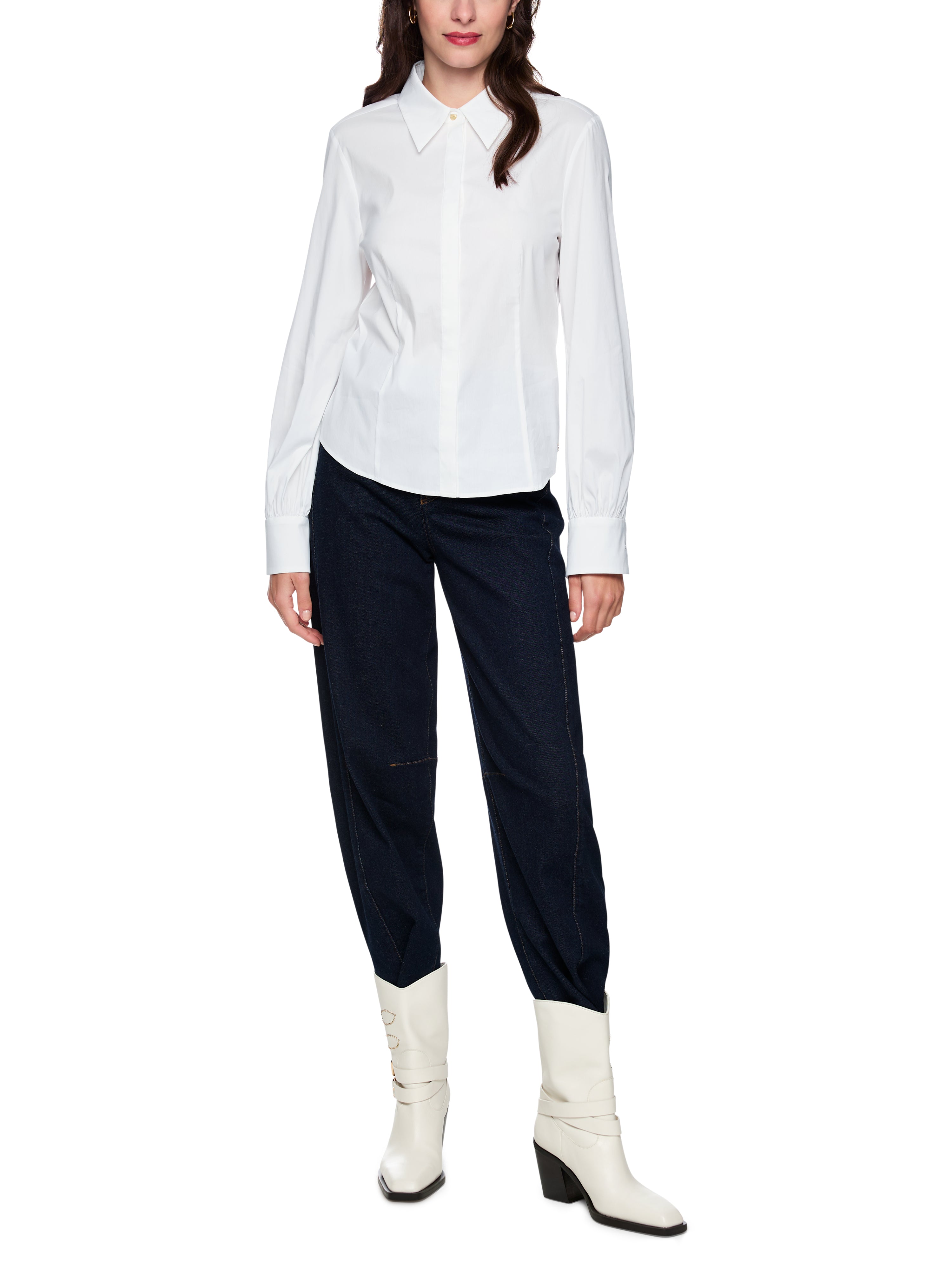 חולצת בלוזון בגזרה רחבה עם שרוולים ארוכים וכפתורים נסתריםהרכב: 75% כותנה, 20% פוליאמיד, 5% אלסטןהדוגמנית בגובה 1.79 ולובשת מידה 3 של מארק קיין