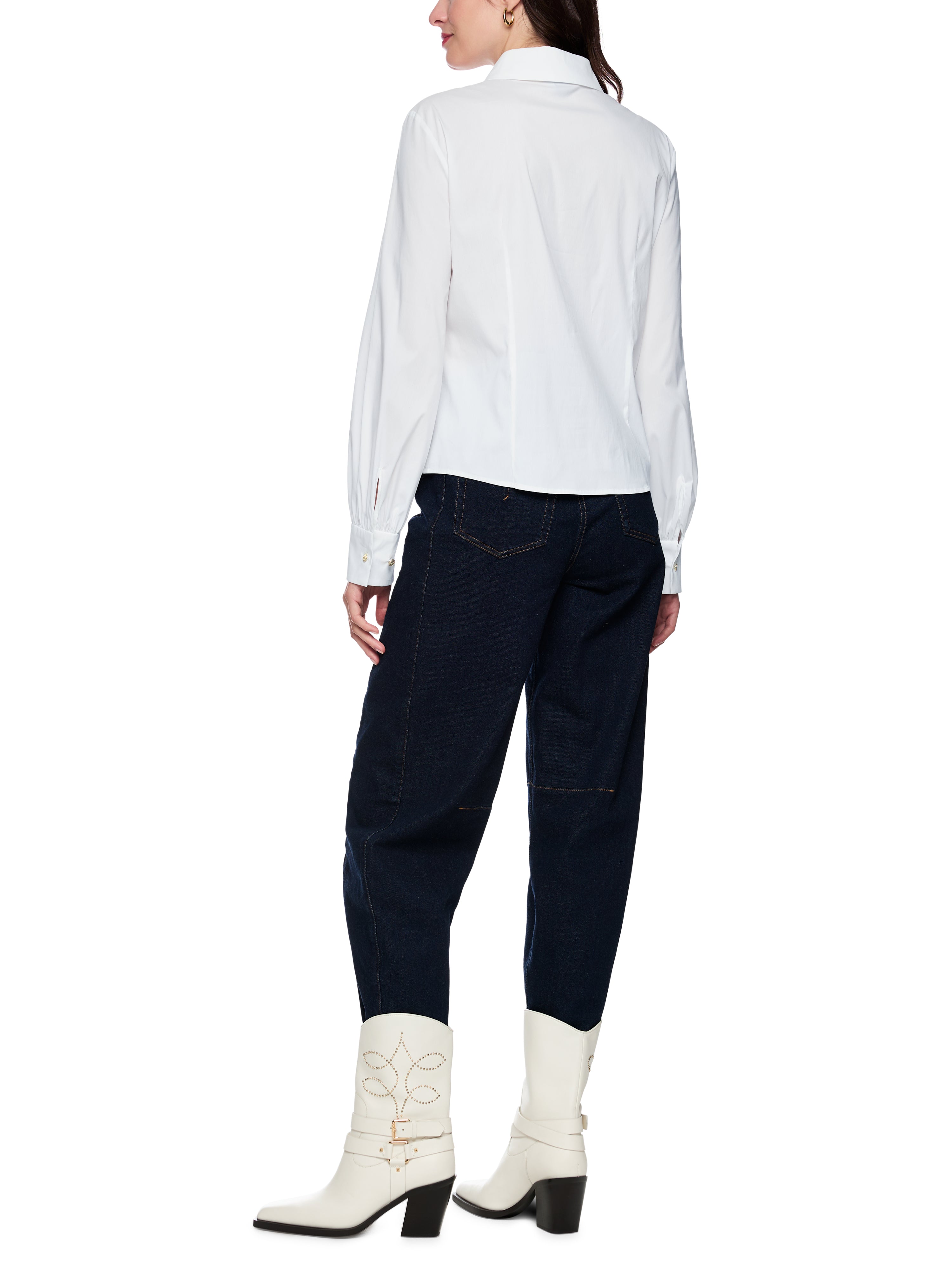 חולצת בלוזון בגזרה רחבה עם שרוולים ארוכים וכפתורים נסתריםהרכב: 75% כותנה, 20% פוליאמיד, 5% אלסטןהדוגמנית בגובה 1.79 ולובשת מידה 3 של מארק קיין