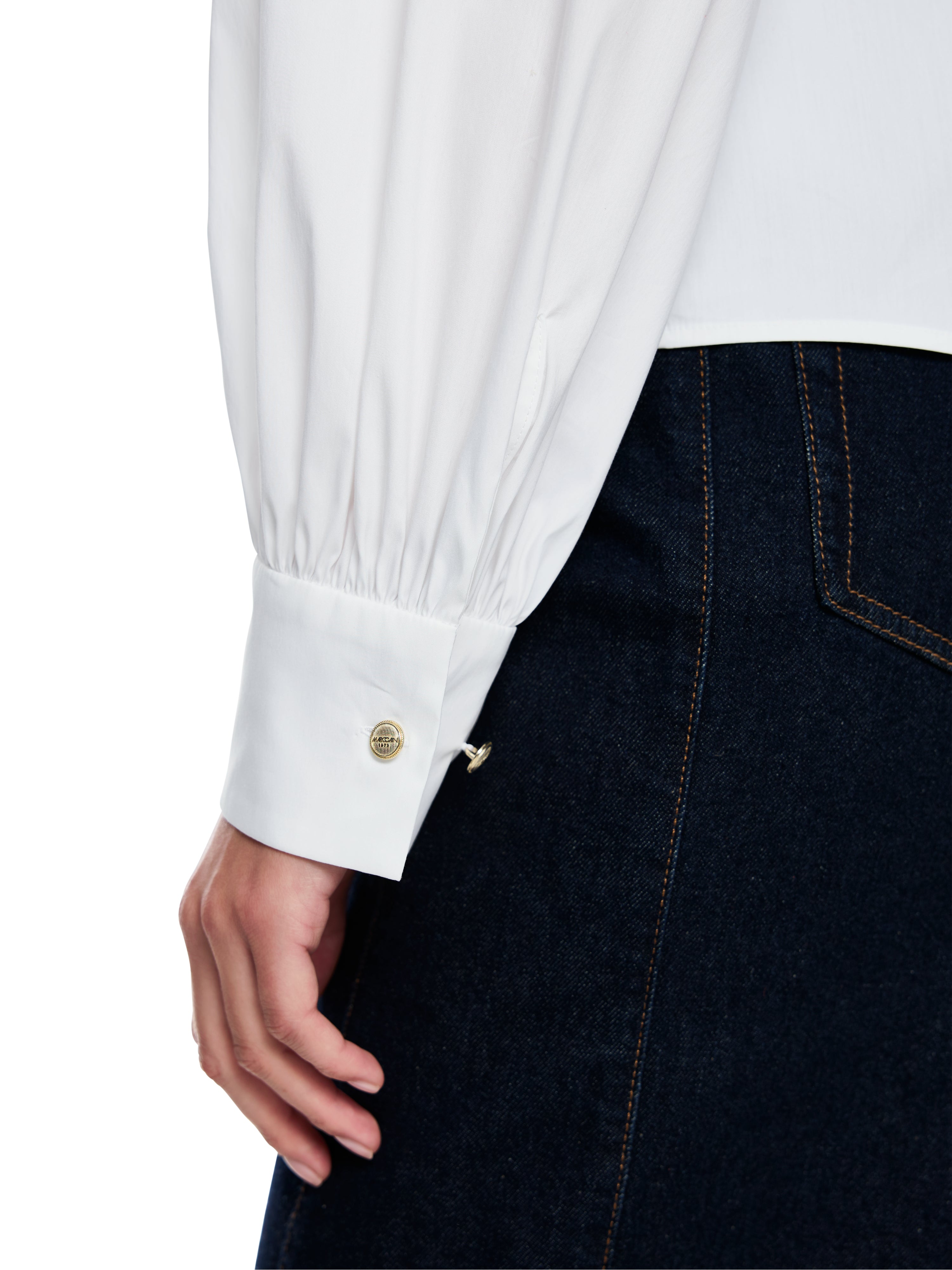 חולצת בלוזון בגזרה רחבה עם שרוולים ארוכים וכפתורים נסתריםהרכב: 75% כותנה, 20% פוליאמיד, 5% אלסטןהדוגמנית בגובה 1.79 ולובשת מידה 3 של מארק קיין