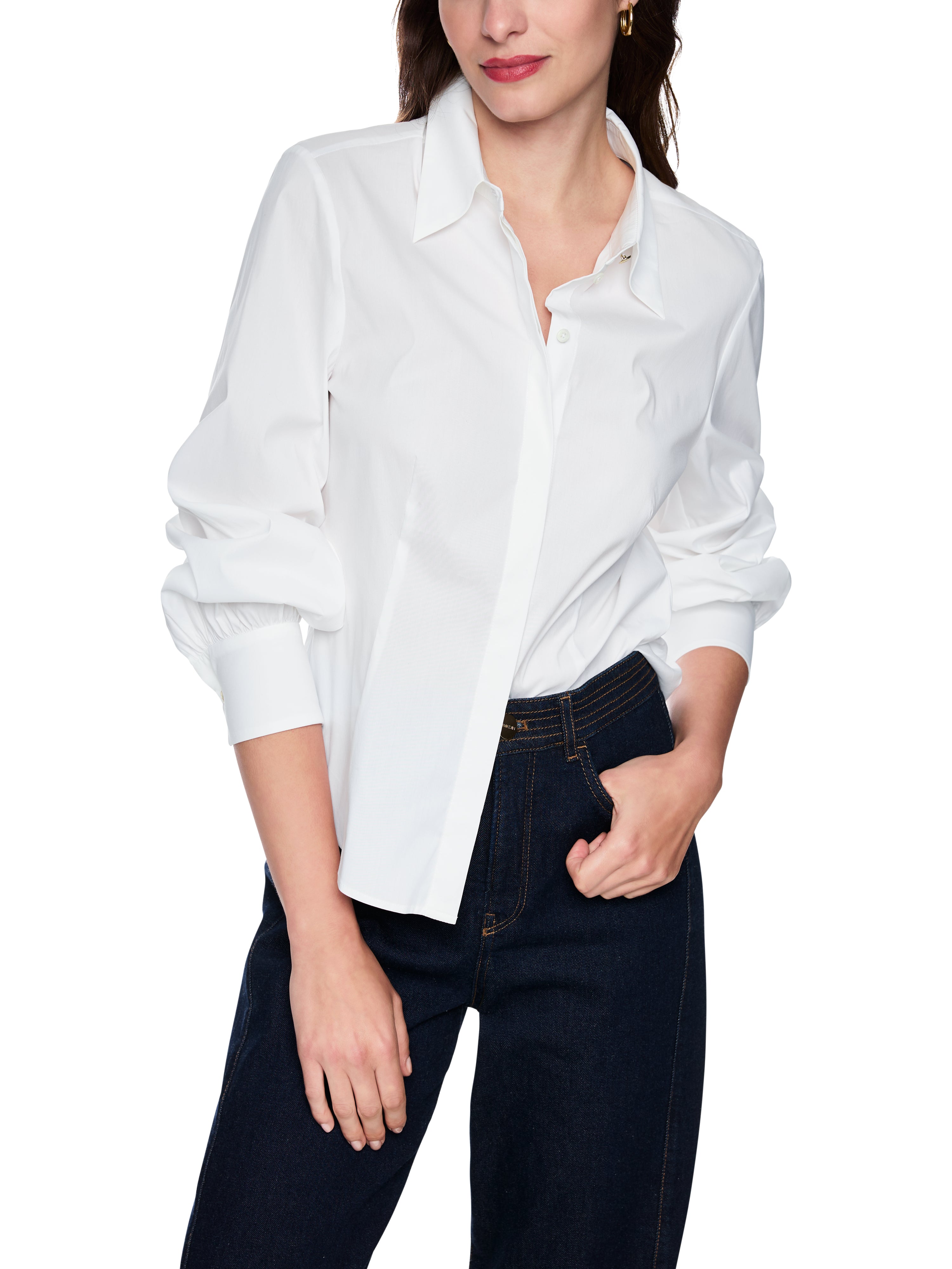 חולצת בלוזון בגזרה רחבה עם שרוולים ארוכים וכפתורים נסתריםהרכב: 75% כותנה, 20% פוליאמיד, 5% אלסטןהדוגמנית בגובה 1.79 ולובשת מידה 3 של מארק קיין