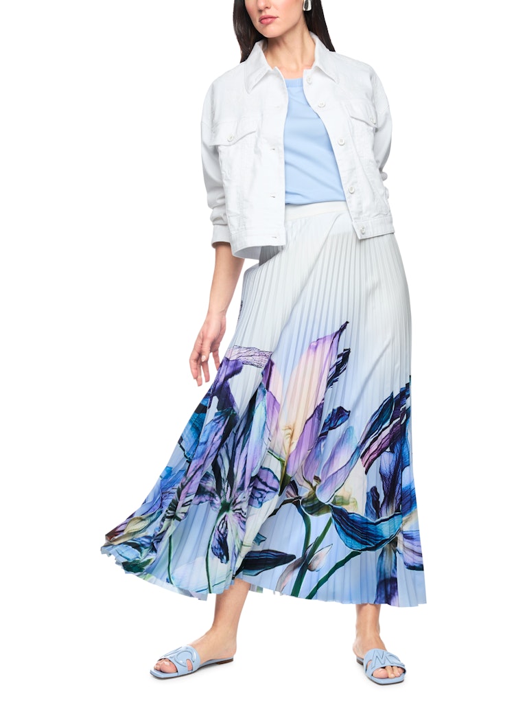 חצאית פליסה באורך מידי, בצבע לבן עם הדפס פרחוני גדול. חצאית תחתונה דקה משולבת מעניקה נוחות, ומראה נפילה עשירה וזורמת. סגירה באצמעות רוכסן צידי נסתר.הרכב: 100% פוליאסטרהדוגמנית בגובה 1.79 ולובשת מידה 3 של מארק קיין