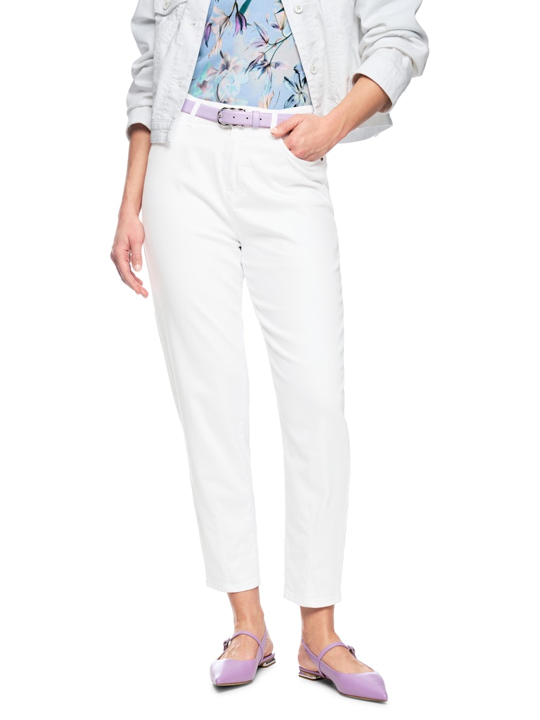 מכנסי ג'ינס בגזרת Relaxed Fit קלאסית, ישרה ונינוחה, מכותנה אורגנית רכה וסטרצ'ית. מכפלת בגובה הקרסול, ועיטור רקמה בכיס האחורי. עם סגירת כפתור ורוכסן, 5 כיסים, ולולאות לחגורה.הרכב: 90% כותנה אורגנית, 8% אלסטומוליאסטר, 2% אלסטןהדוגמנית בגובה 1.79 ולובשת מידה 3 של מארק קיין