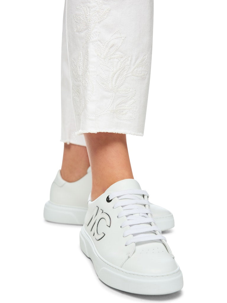 ג'ינס בגזרה קלאסית ונשית, מכותנה אורגנית רכה וסטרצ'ית. מכפלת מעט מתרחבת בעיטור רקמת פרחים וסיומת פרומה. עם סגירת כפתור ורוכסן, 5 כיסים, ולולאות לחגורה.הרכב: 90% כותנה אורגנית, 8% אלסטומוליאסטר, 2% אלסטןהדוגמנית בגובה 1.79 ולובשת מידה 3 של מארק קיין