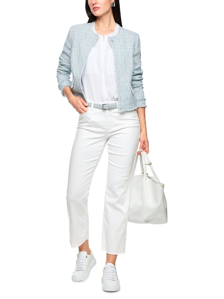 ג'ינס בגזרה קלאסית ונשית, מכותנה אורגנית רכה וסטרצ'ית. מכפלת מעט מתרחבת בעיטור רקמת פרחים וסיומת פרומה. עם סגירת כפתור ורוכסן, 5 כיסים, ולולאות לחגורה.הרכב: 90% כותנה אורגנית, 8% אלסטומוליאסטר, 2% אלסטןהדוגמנית בגובה 1.79 ולובשת מידה 3 של מארק קיין