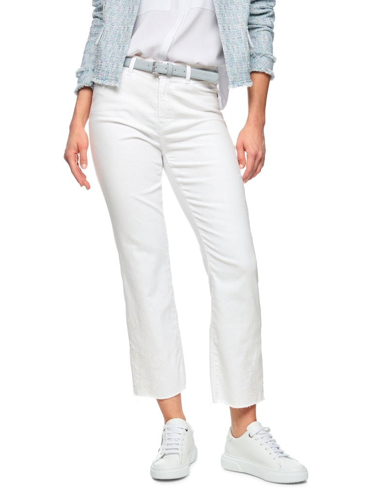 ג'ינס בגזרה קלאסית ונשית, מכותנה אורגנית רכה וסטרצ'ית. מכפלת מעט מתרחבת בעיטור רקמת פרחים וסיומת פרומה. עם סגירת כפתור ורוכסן, 5 כיסים, ולולאות לחגורה.הרכב: 90% כותנה אורגנית, 8% אלסטומוליאסטר, 2% אלסטןהדוגמנית בגובה 1.79 ולובשת מידה 3 של מארק קיין